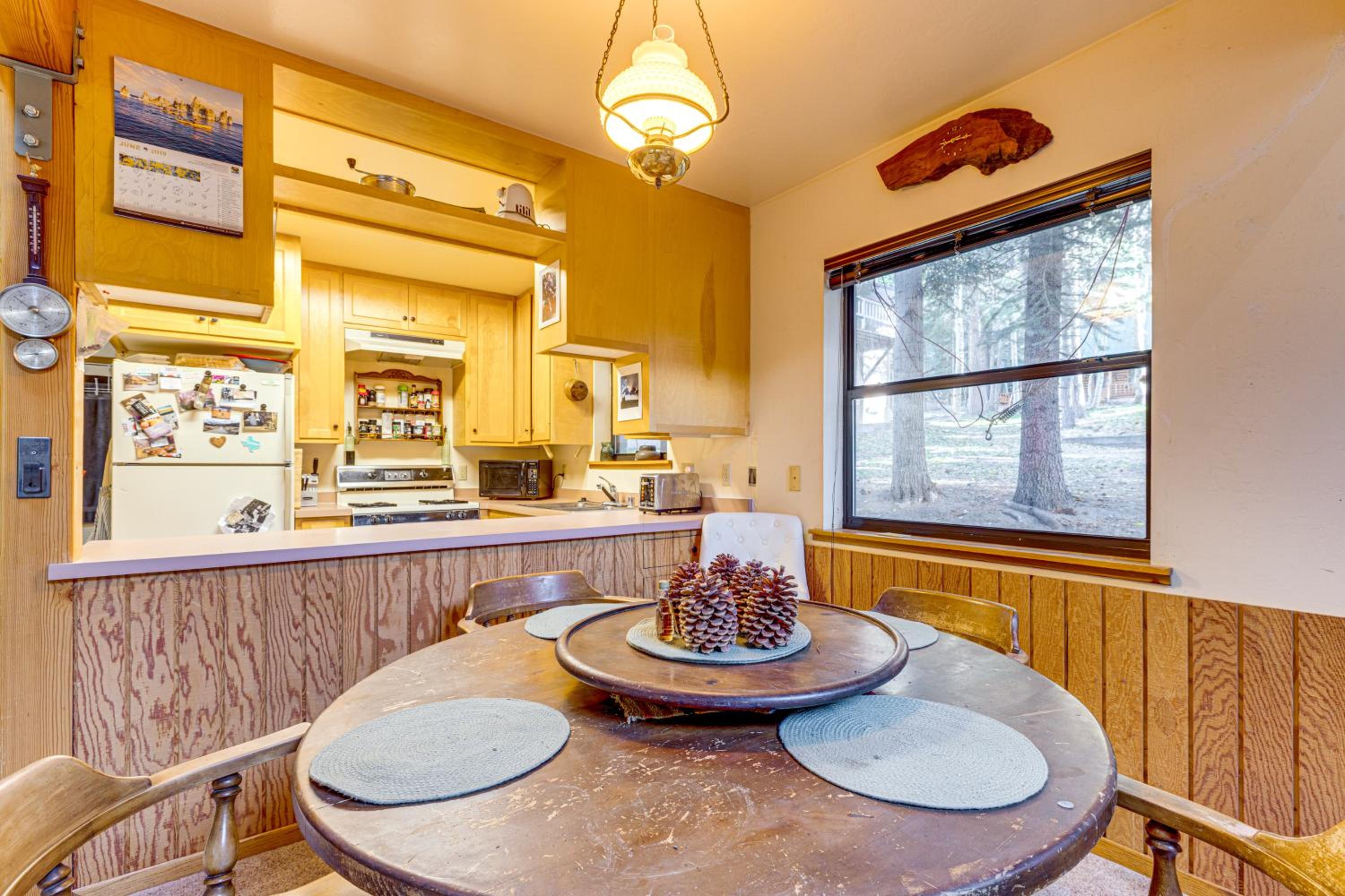 1 Mi to Skiing! Cabin Hideaway on June Lake Loop