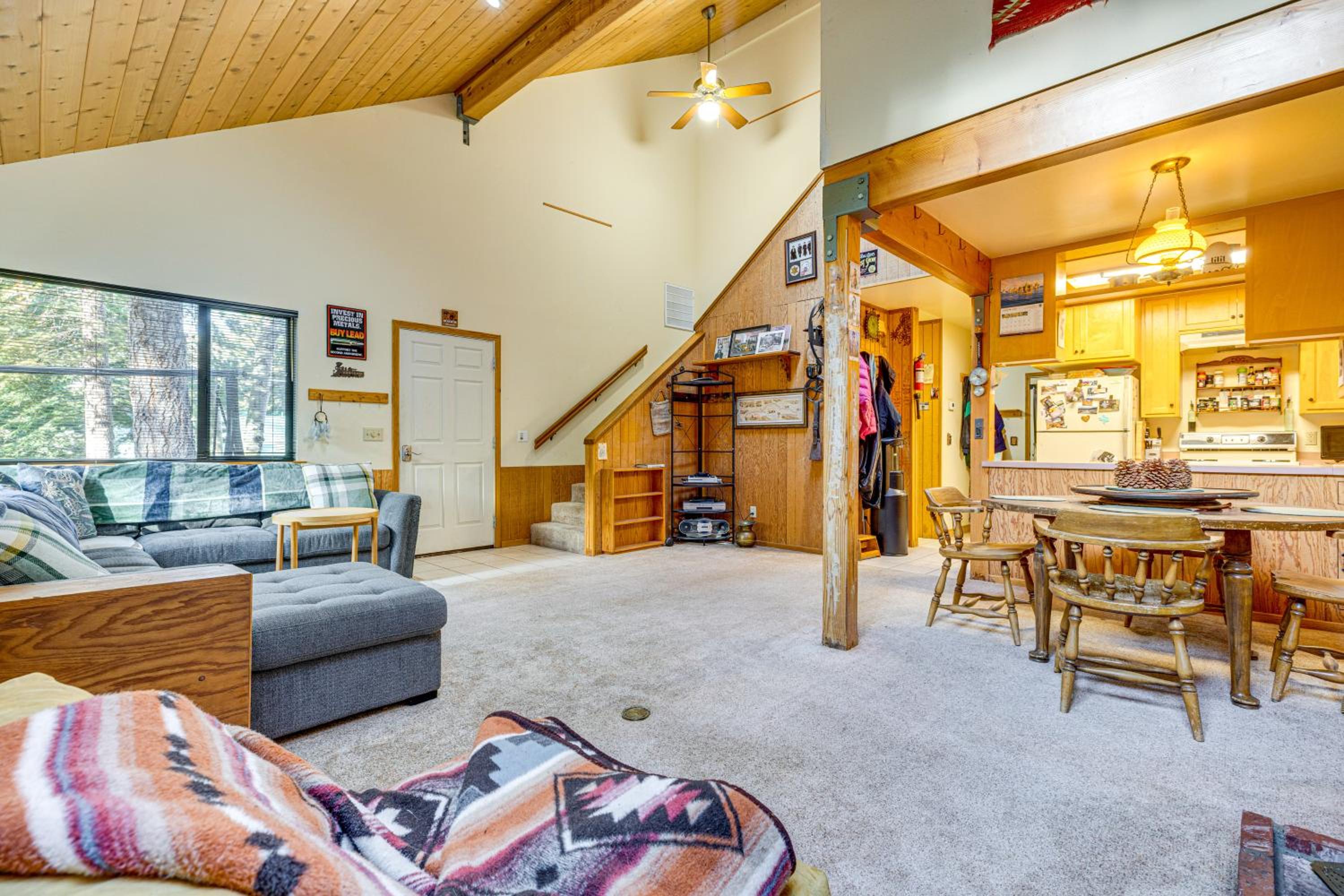 1 Mi to Skiing! Cabin Hideaway on June Lake Loop