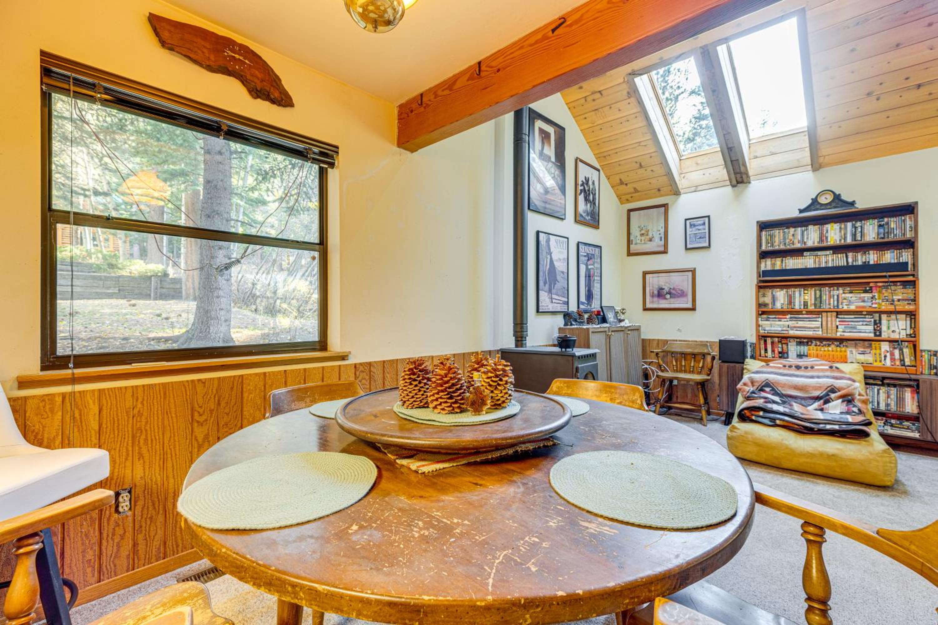 1 Mi to Skiing! Cabin Hideaway on June Lake Loop