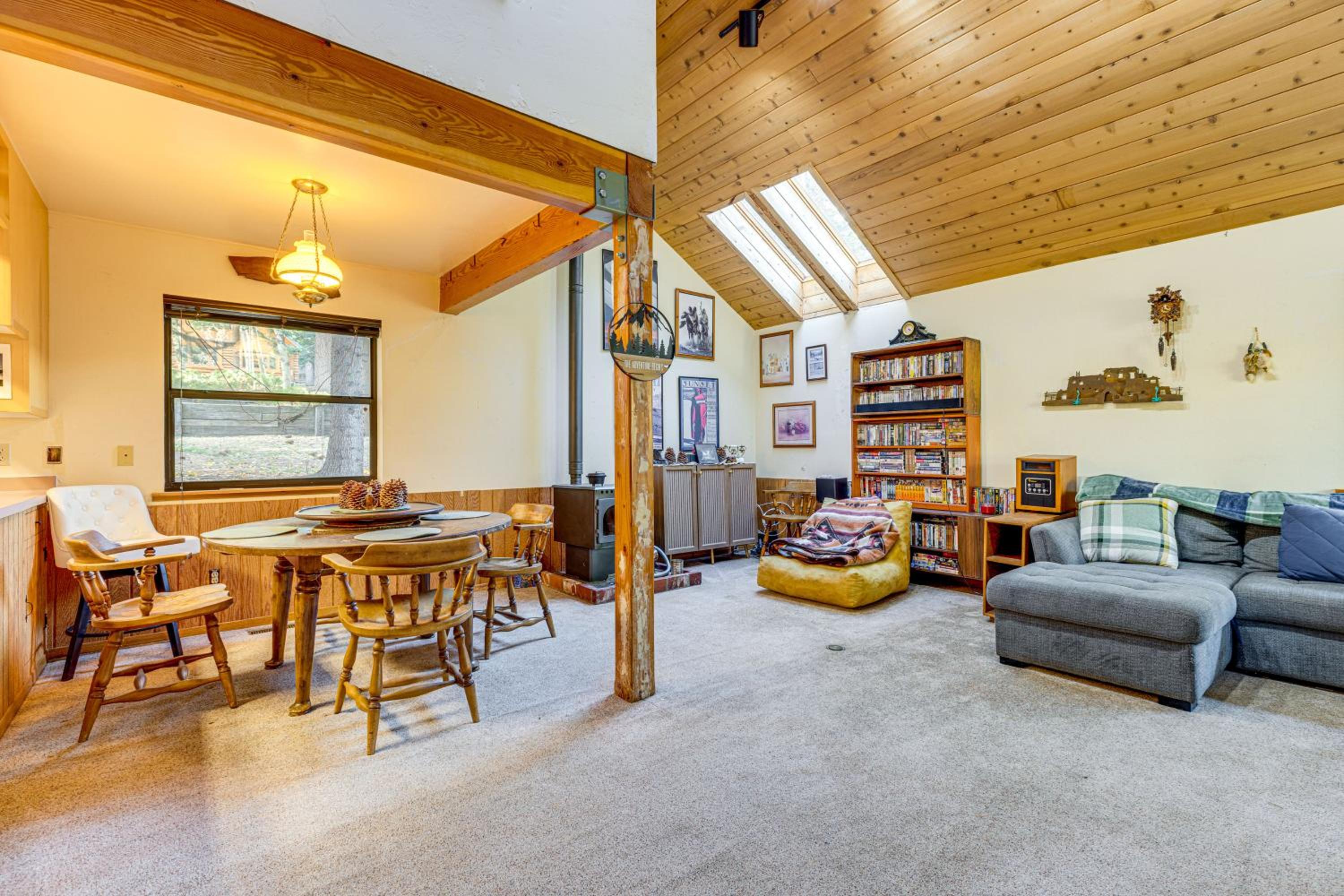 1 Mi to Skiing! Cabin Hideaway on June Lake Loop