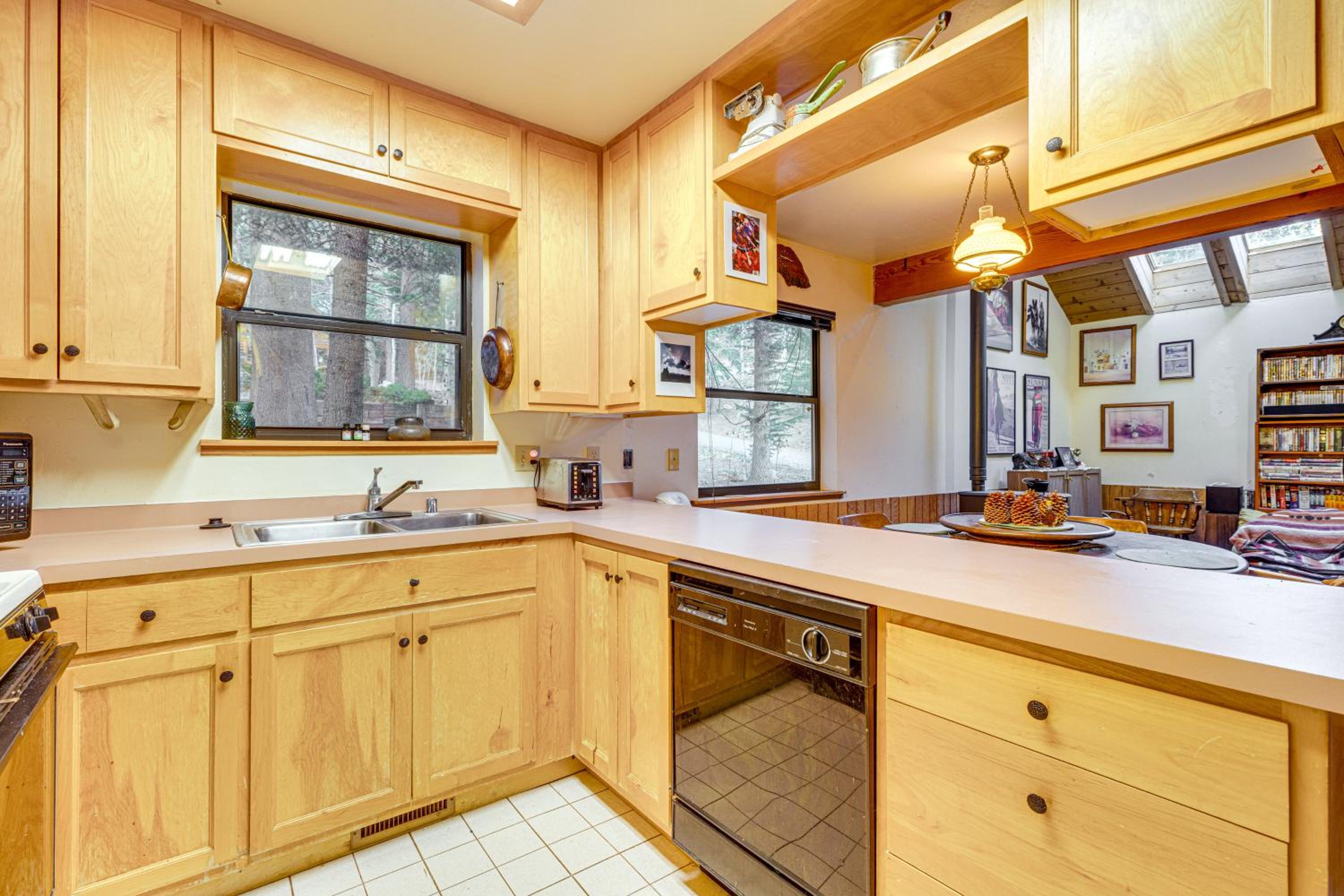 1 Mi to Skiing! Cabin Hideaway on June Lake Loop
