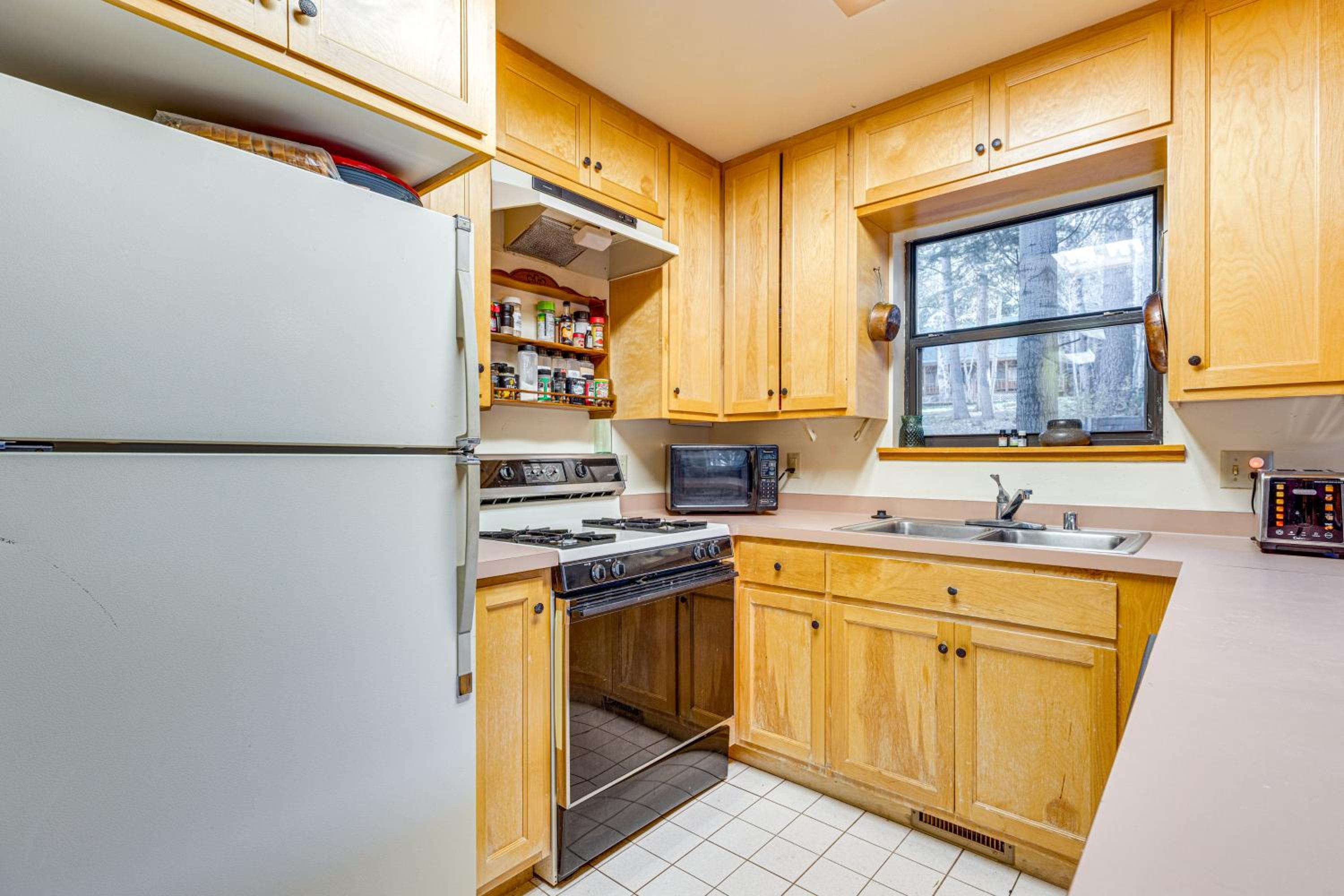 1 Mi to Skiing! Cabin Hideaway on June Lake Loop