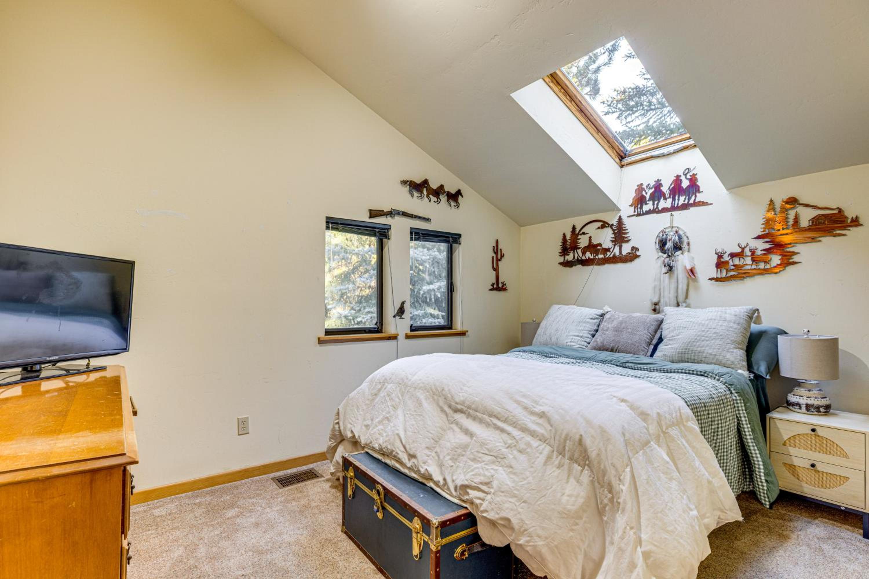1 Mi to Skiing! Cabin Hideaway on June Lake Loop