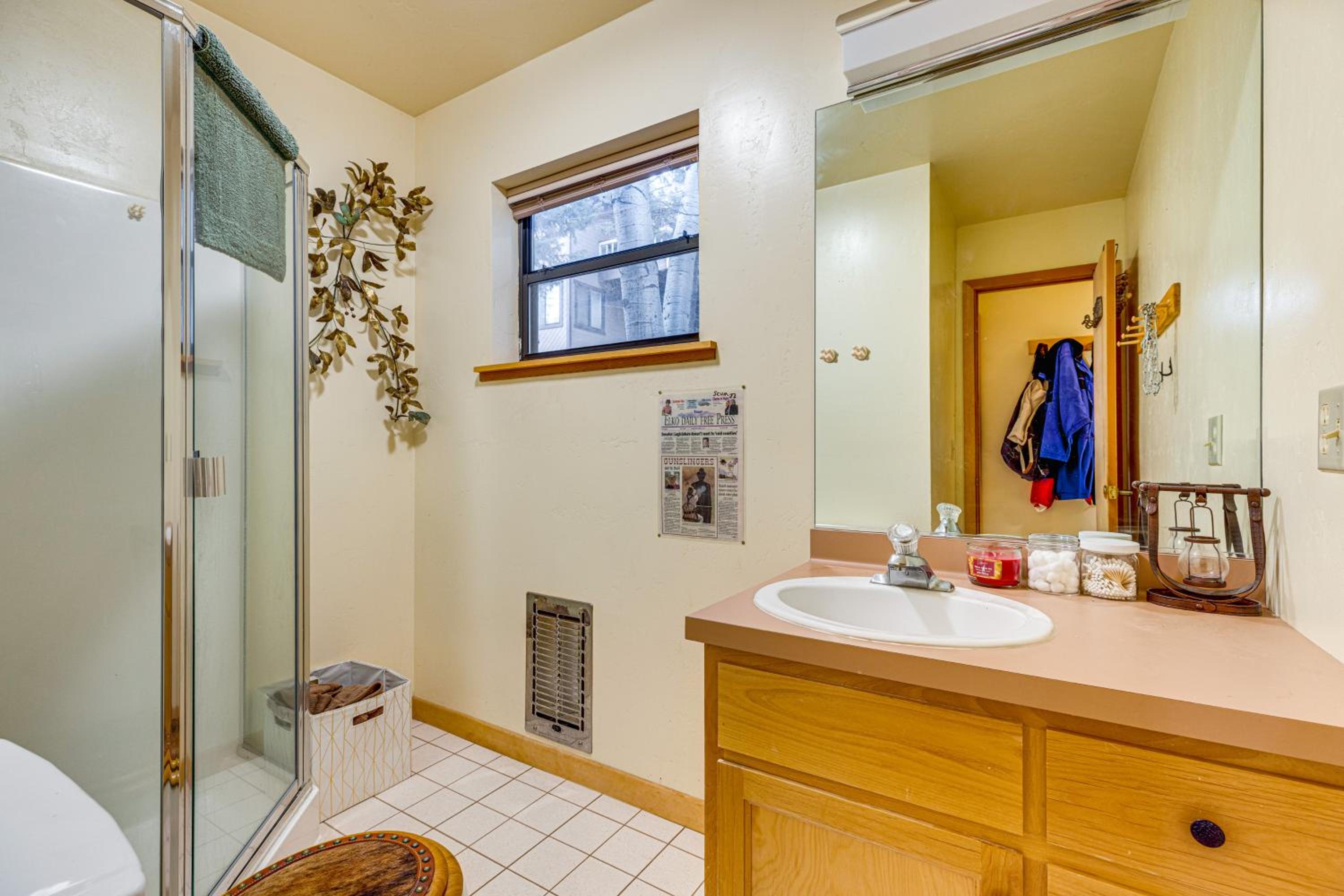 1 Mi to Skiing! Cabin Hideaway on June Lake Loop