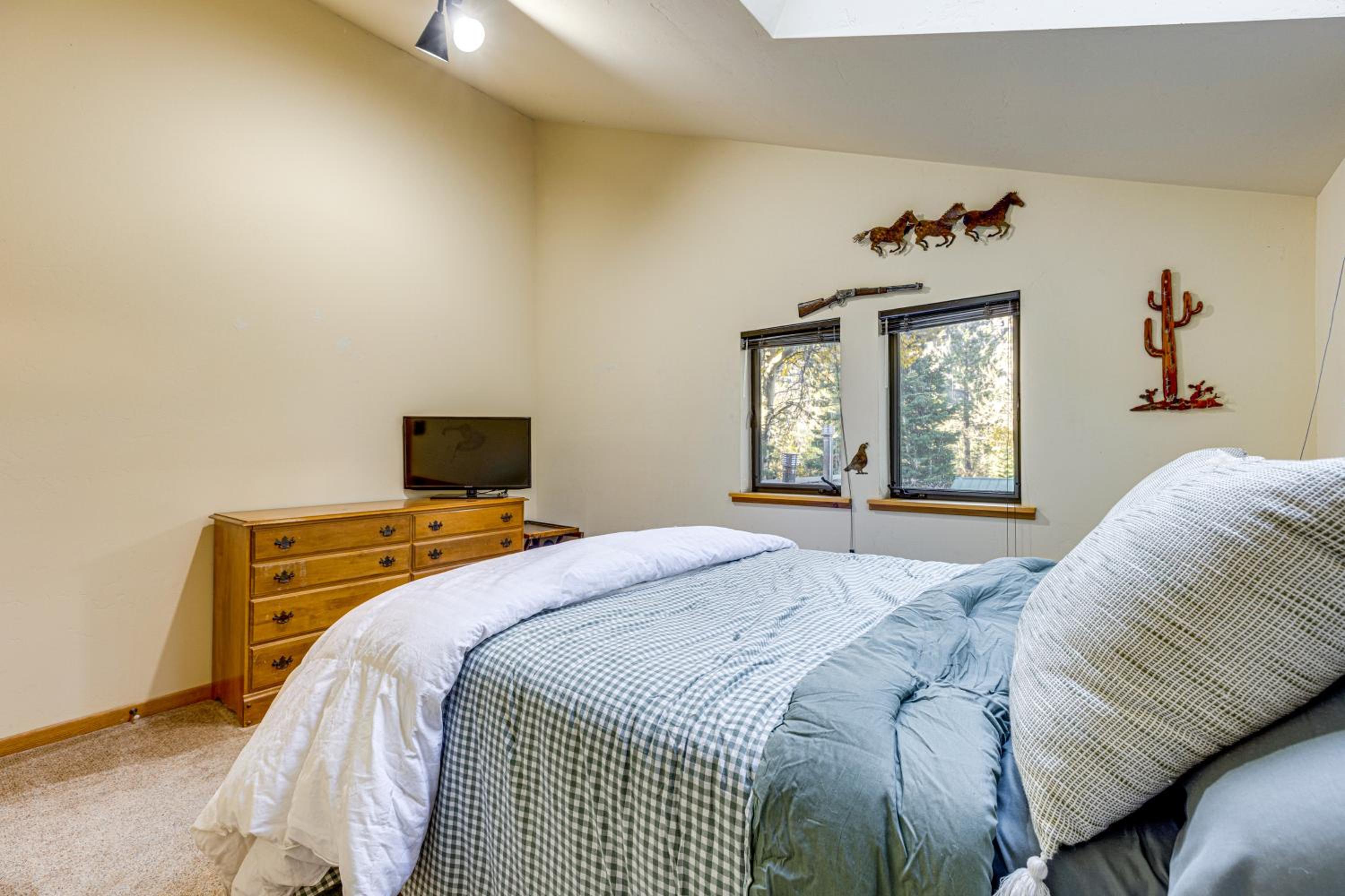 1 Mi to Skiing! Cabin Hideaway on June Lake Loop