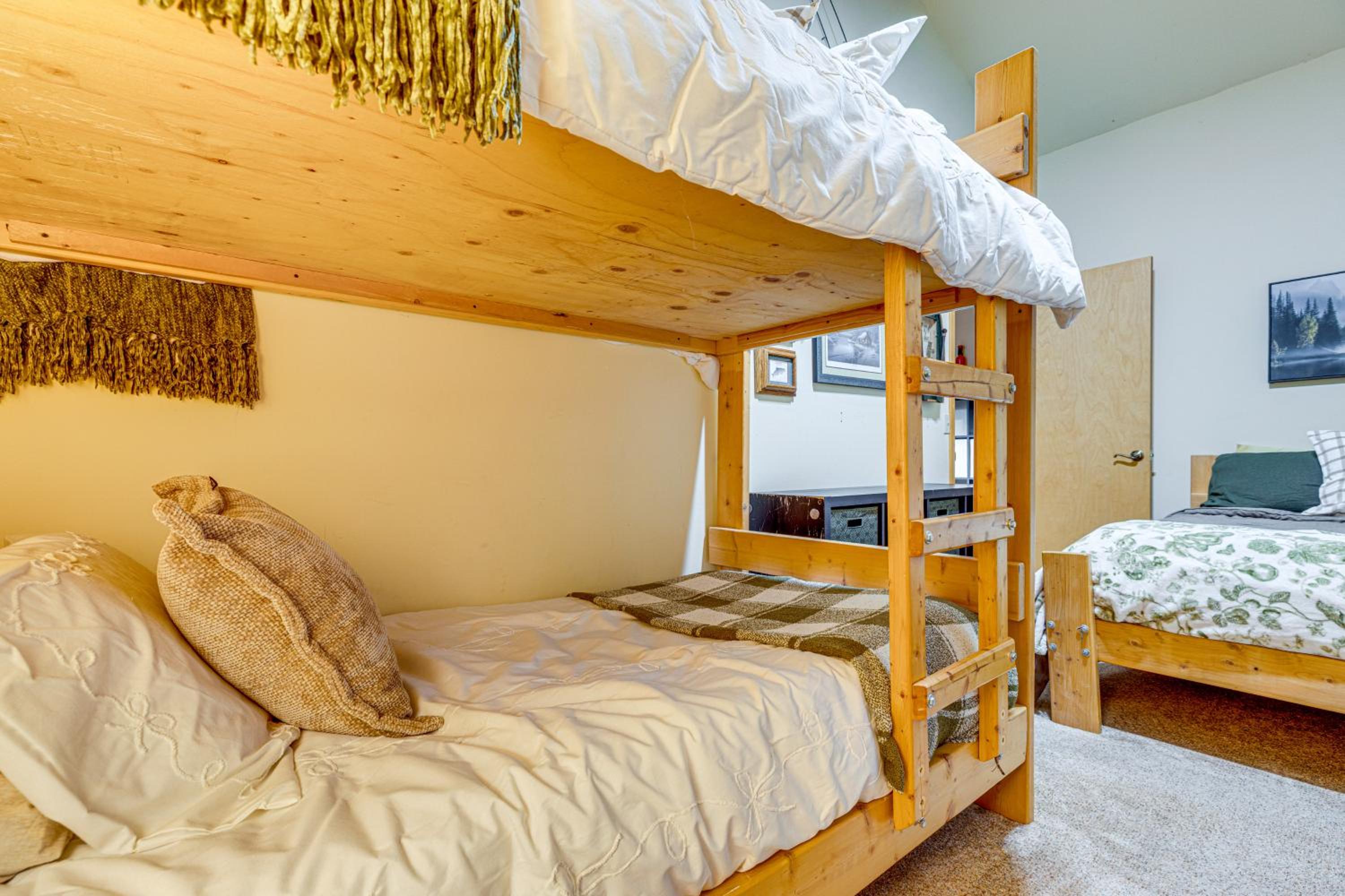 1 Mi to Skiing! Cabin Hideaway on June Lake Loop