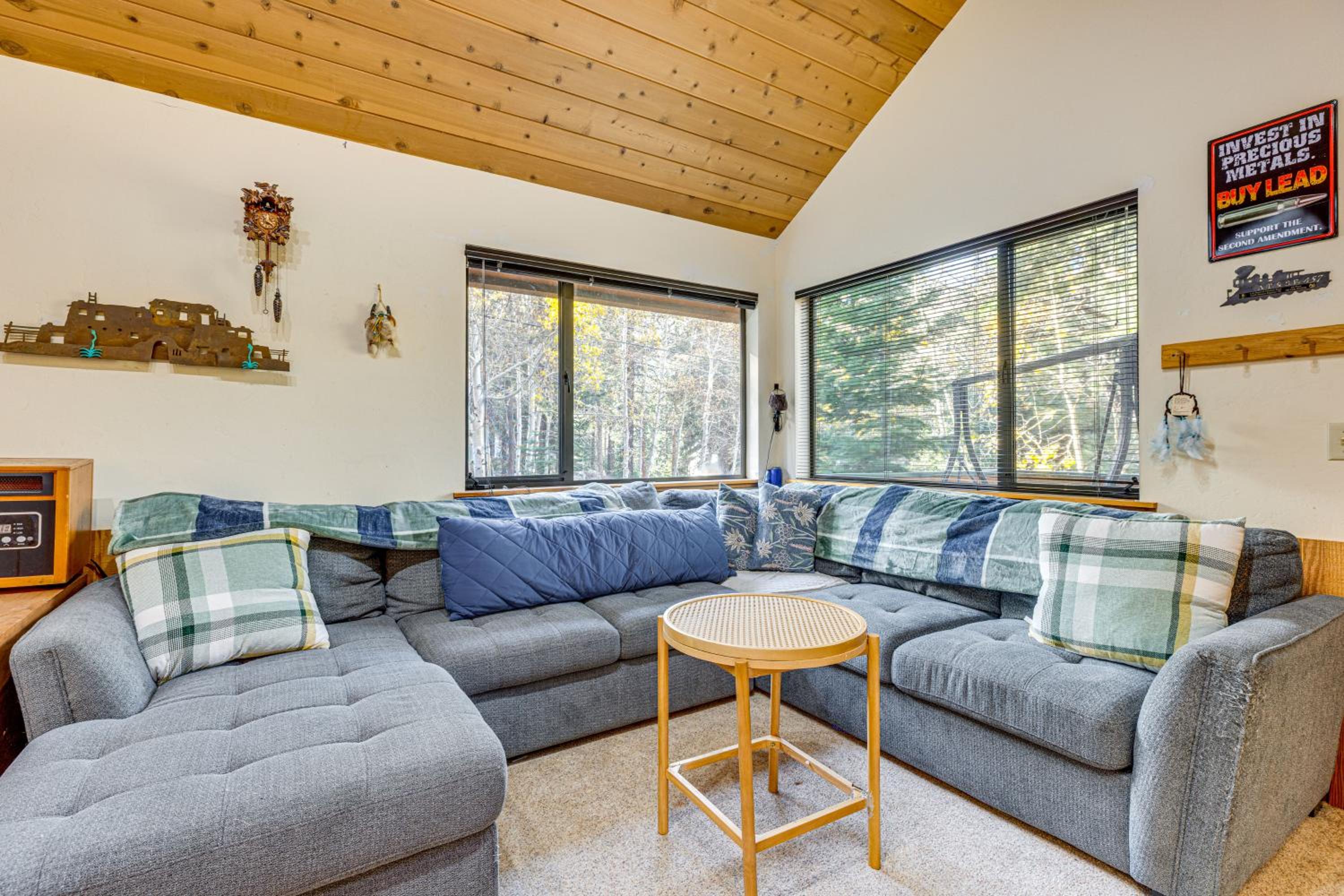 1 Mi to Skiing! Cabin Hideaway on June Lake Loop