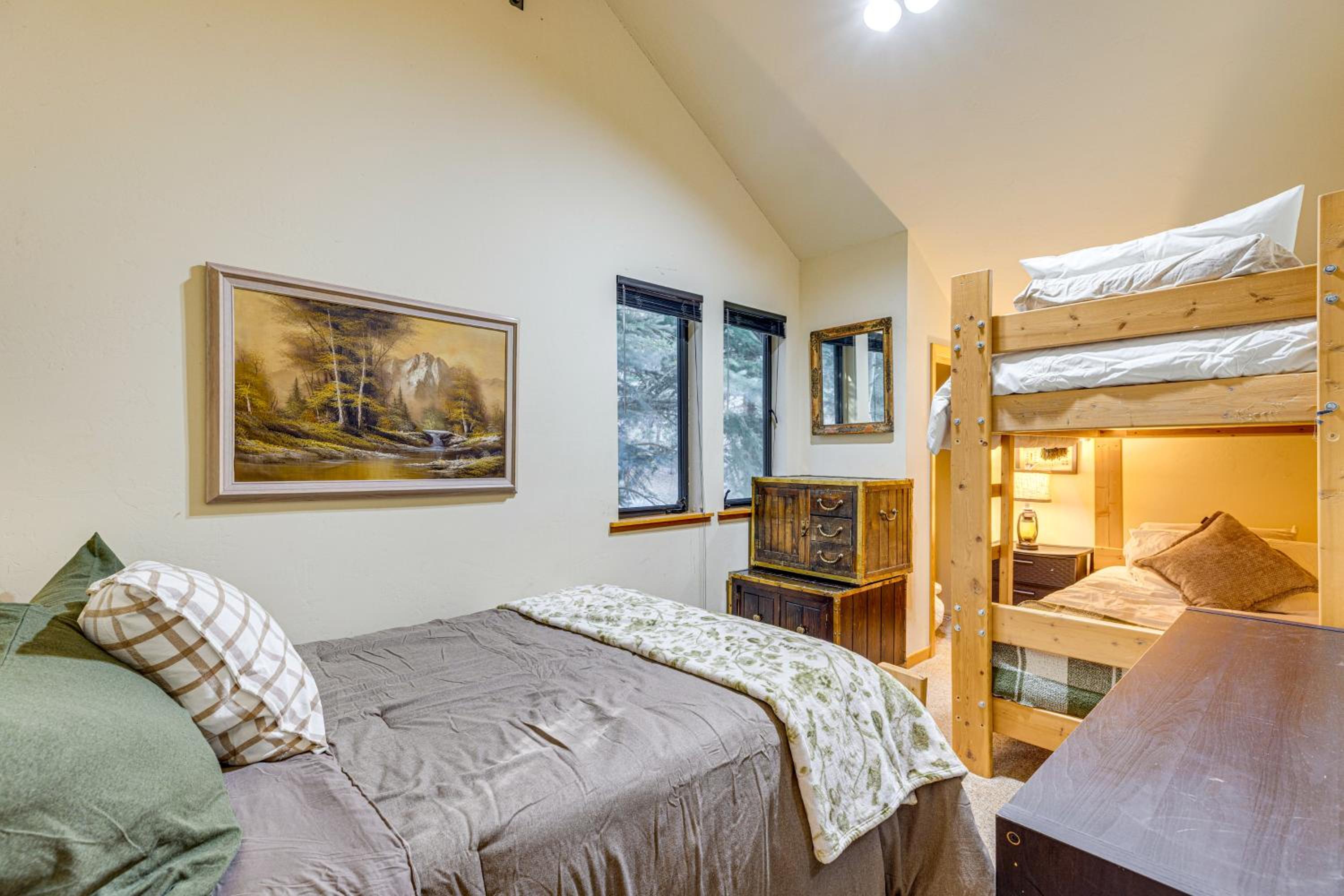 1 Mi to Skiing! Cabin Hideaway on June Lake Loop