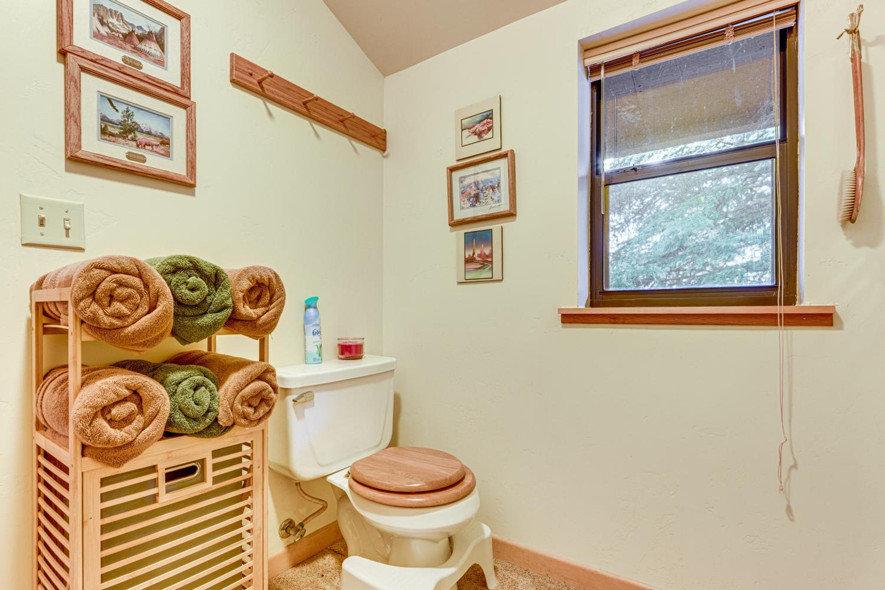 1 Mi to Skiing! Cabin Hideaway on June Lake Loop