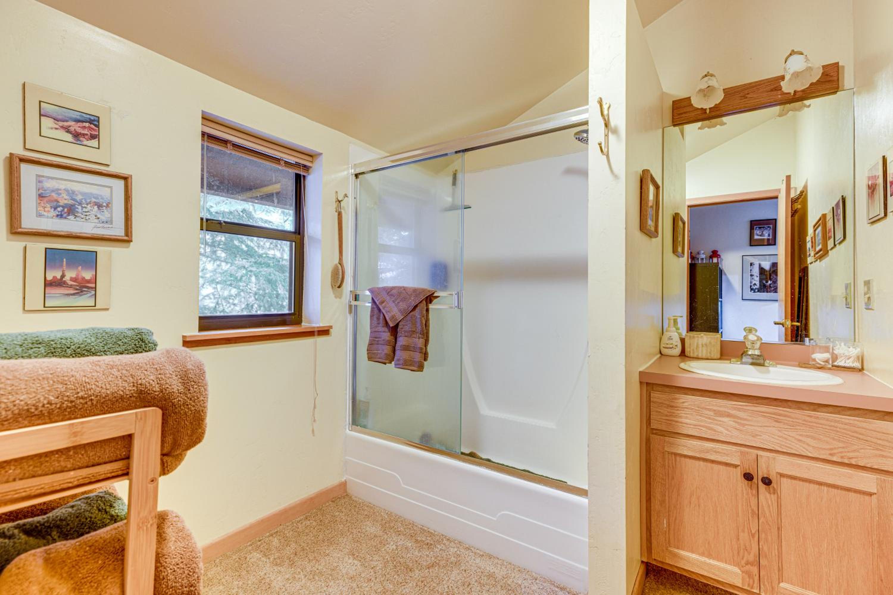 1 Mi to Skiing! Cabin Hideaway on June Lake Loop