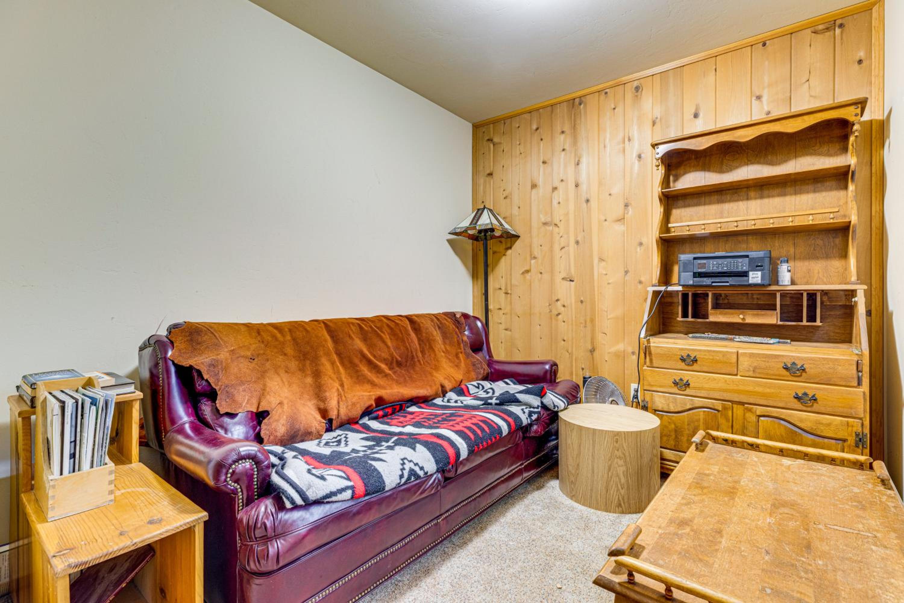 1 Mi to Skiing! Cabin Hideaway on June Lake Loop