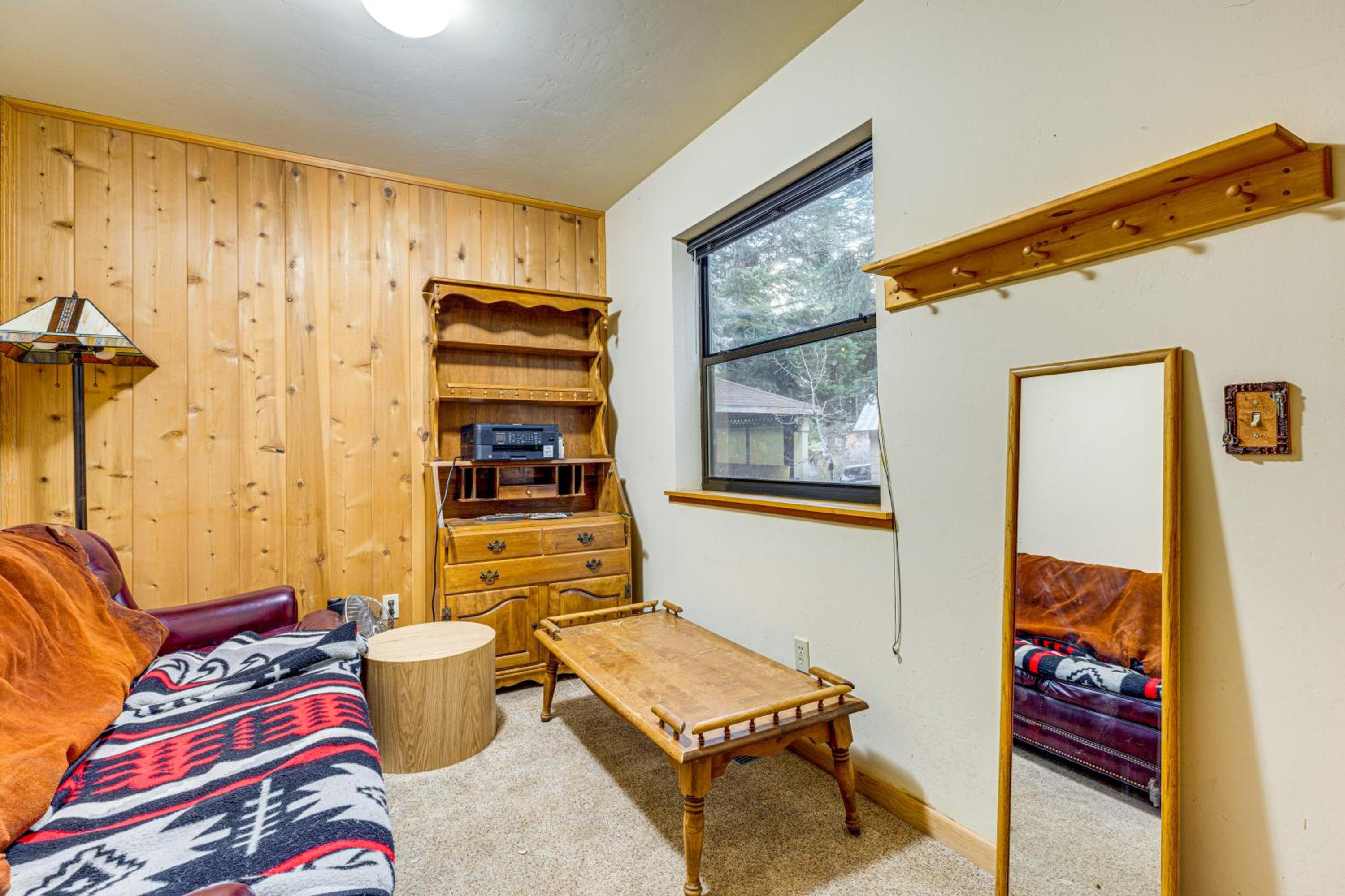 1 Mi to Skiing! Cabin Hideaway on June Lake Loop