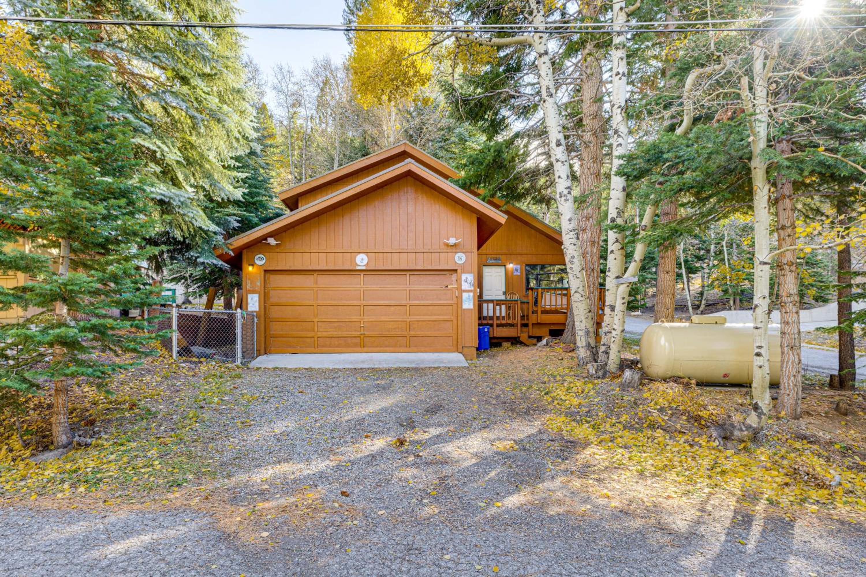 1 Mi to Skiing! Cabin Hideaway on June Lake Loop