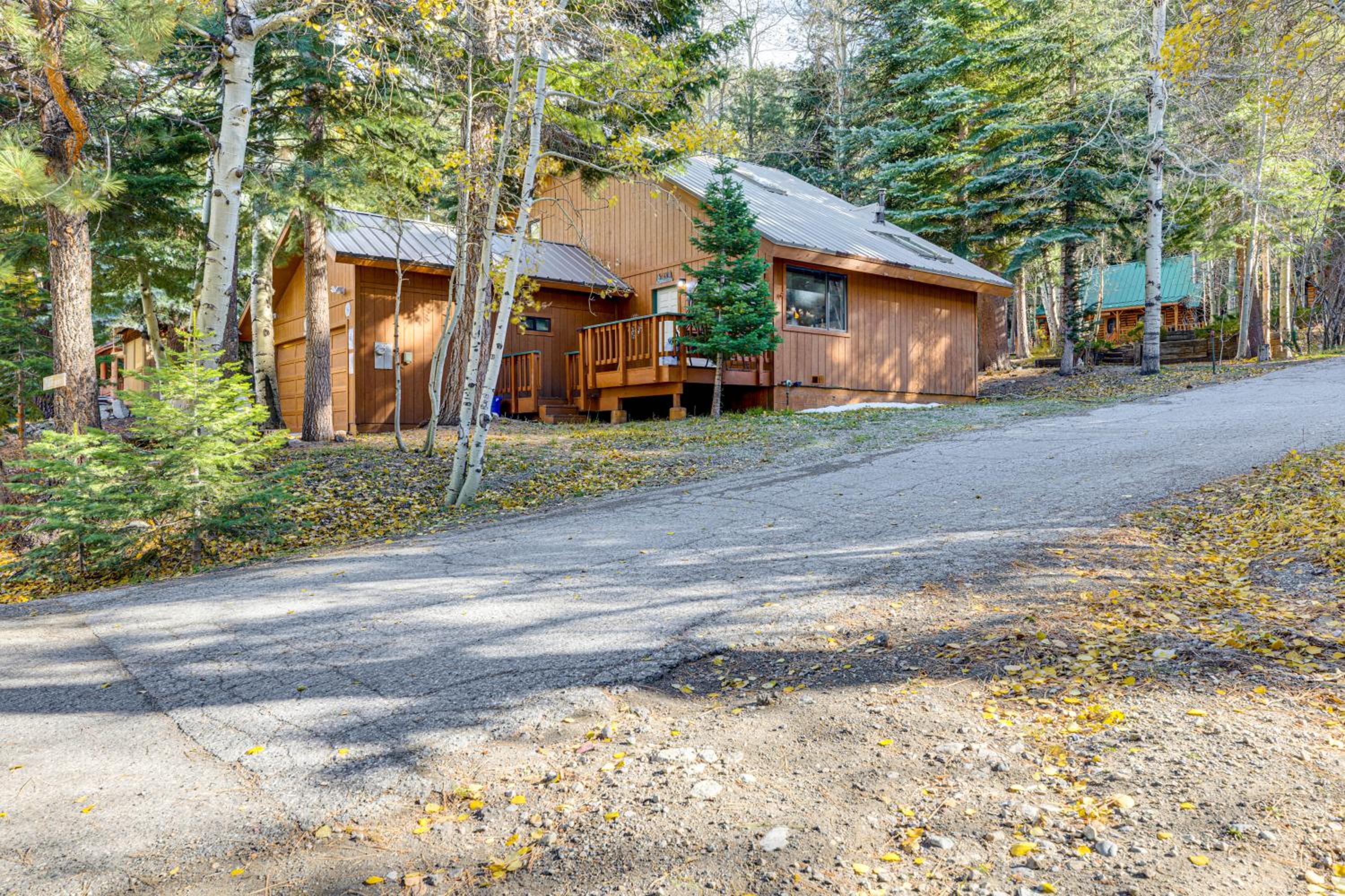 1 Mi to Skiing! Cabin Hideaway on June Lake Loop