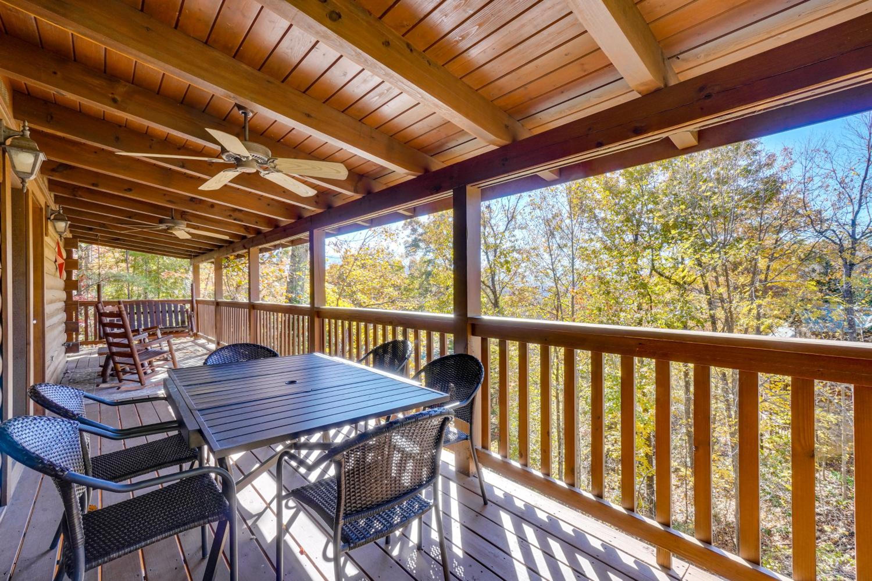 Private Hot Tub! Pet-Friendly Cabin 4 Mi to GSMNP
