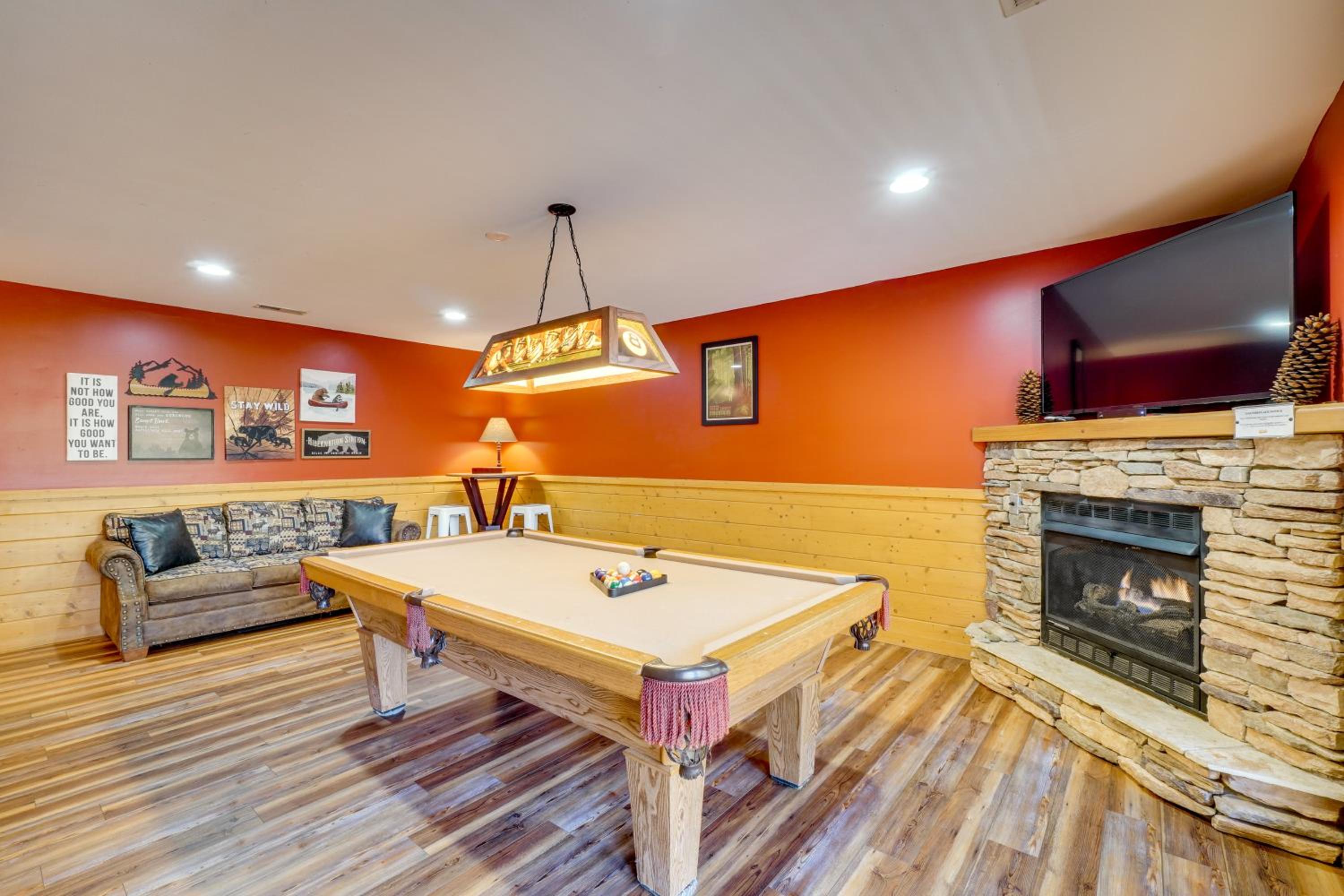 Private Hot Tub! Pet-Friendly Cabin 4 Mi to GSMNP
