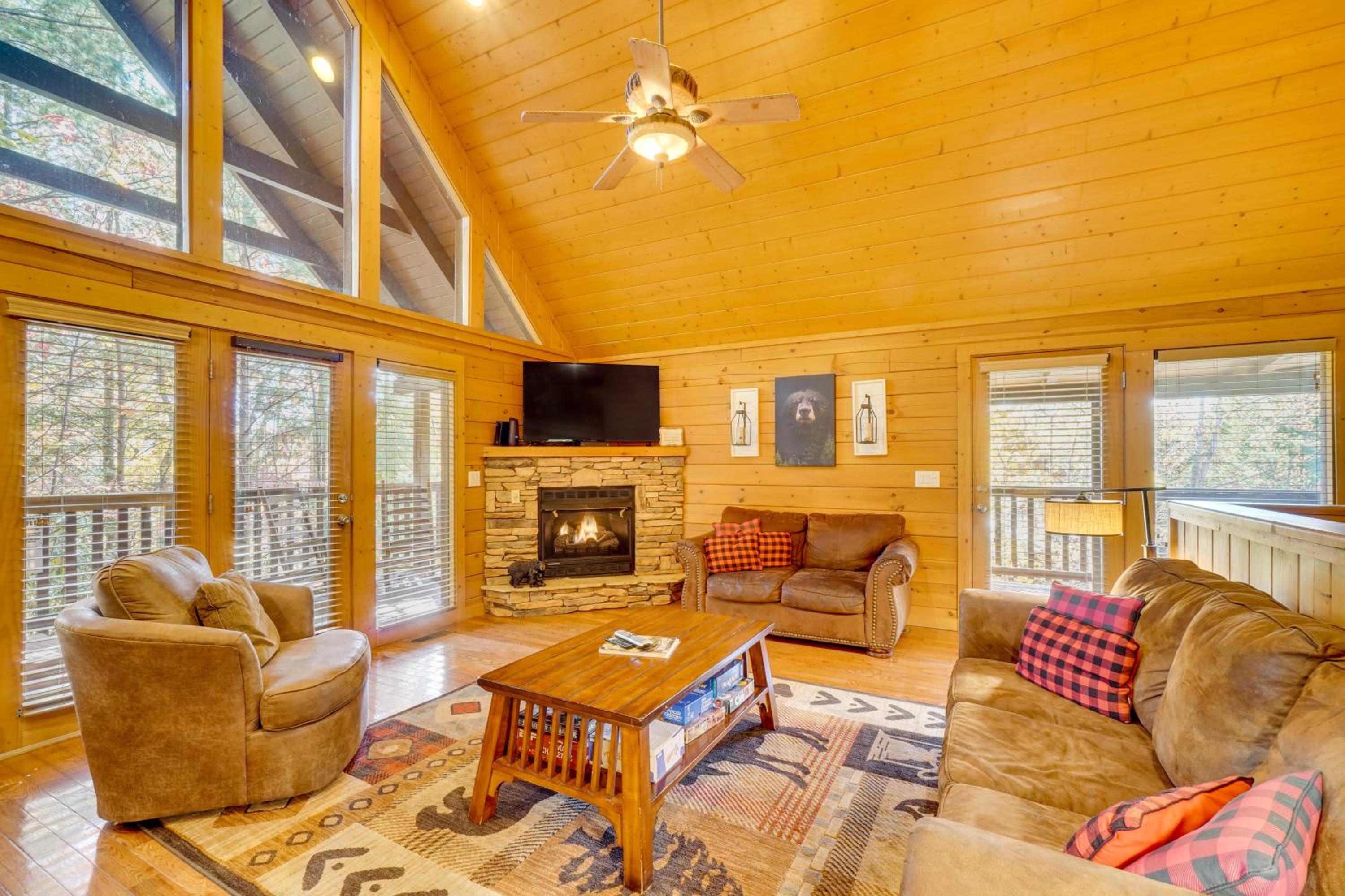 Private Hot Tub! Pet-Friendly Cabin 4 Mi to GSMNP