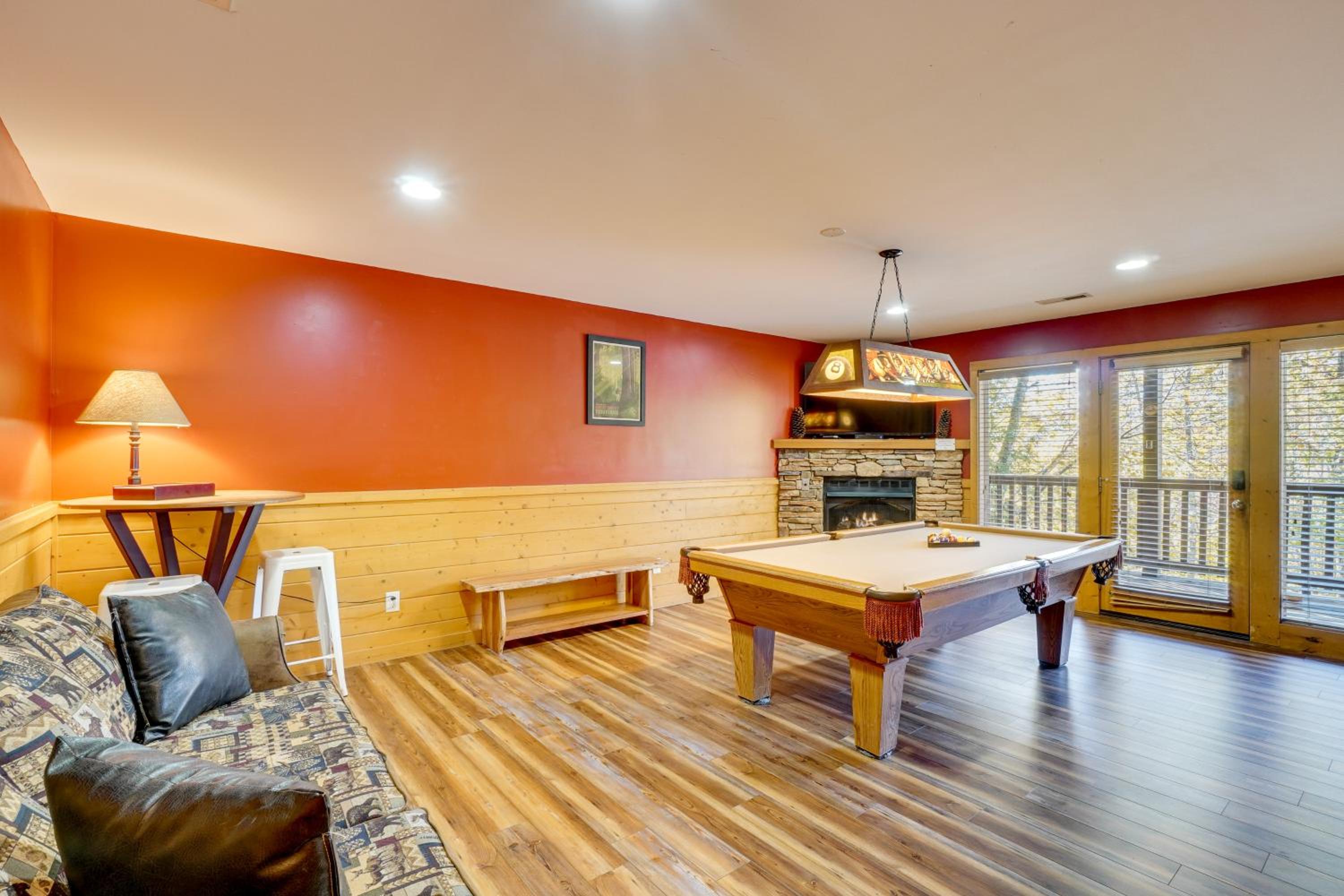 Private Hot Tub! Pet-Friendly Cabin 4 Mi to GSMNP