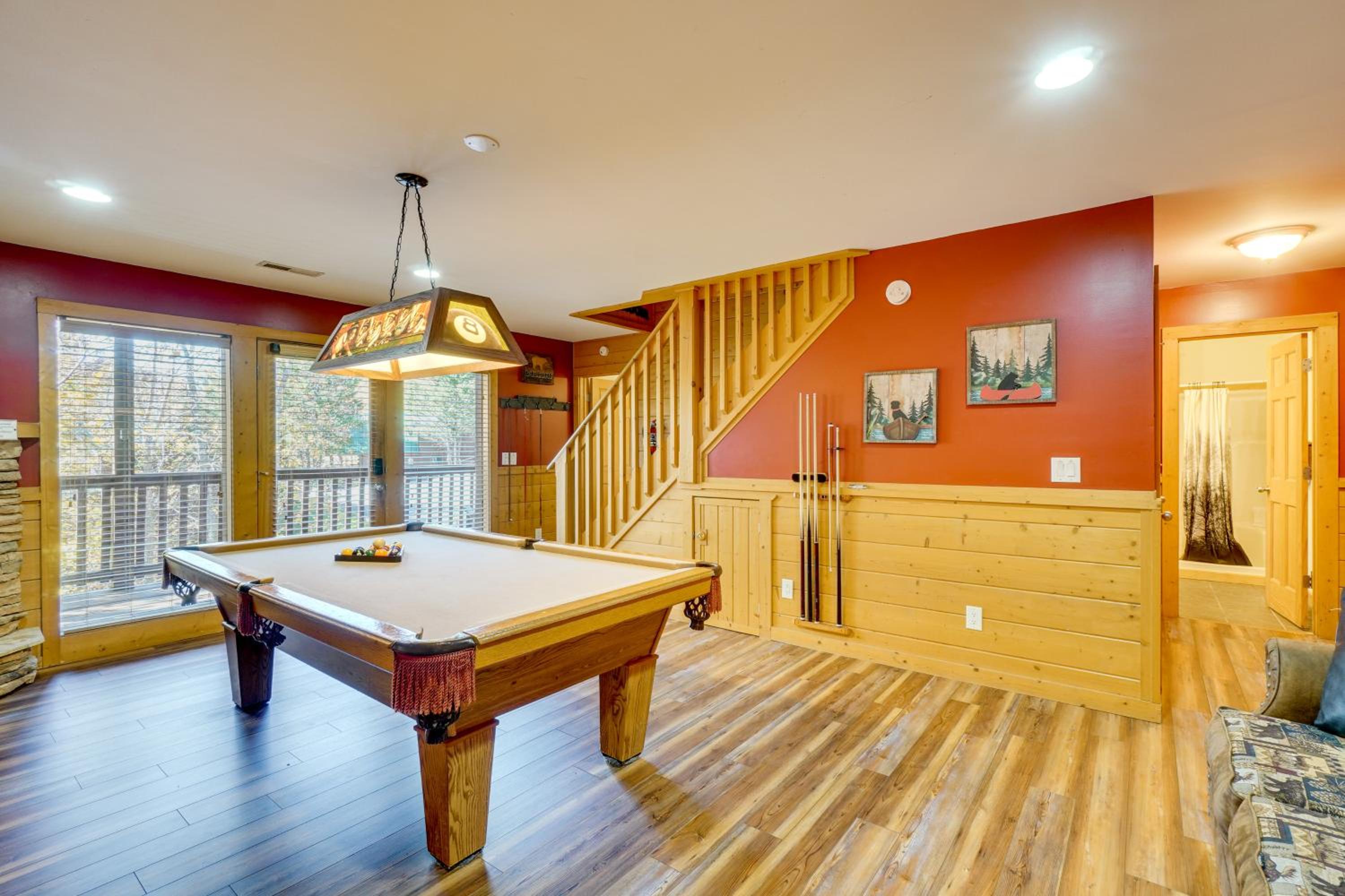 Private Hot Tub! Pet-Friendly Cabin 4 Mi to GSMNP