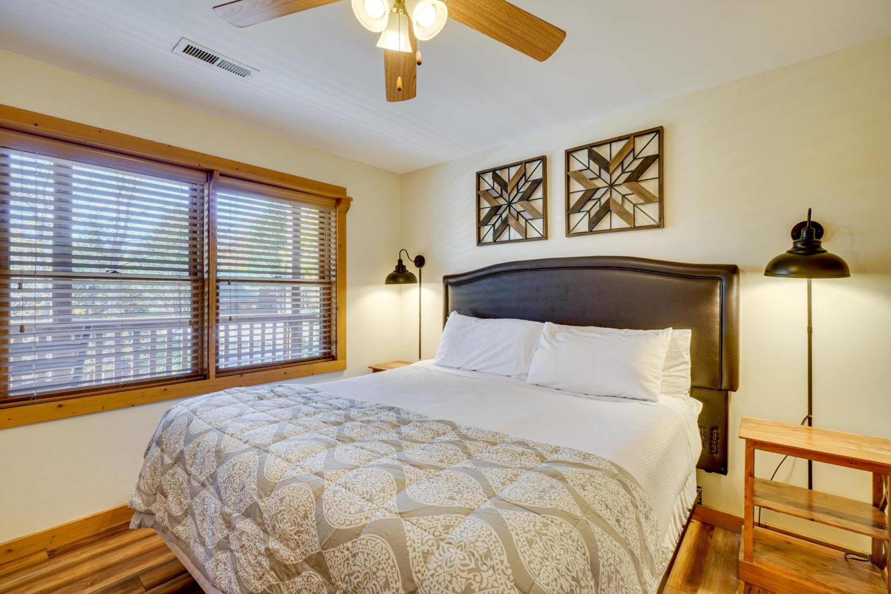 Private Hot Tub! Pet-Friendly Cabin 4 Mi to GSMNP