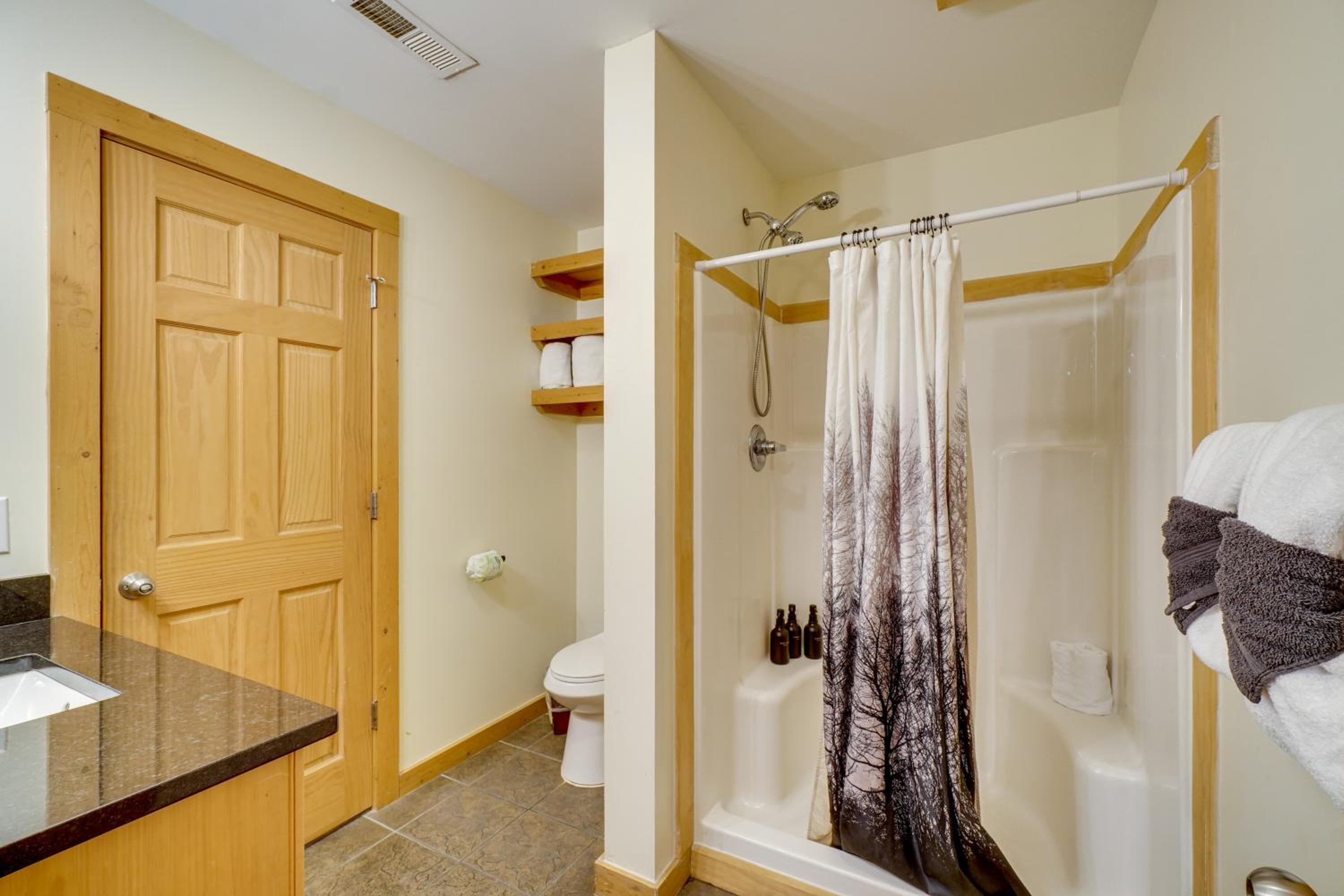 Private Hot Tub! Pet-Friendly Cabin 4 Mi to GSMNP