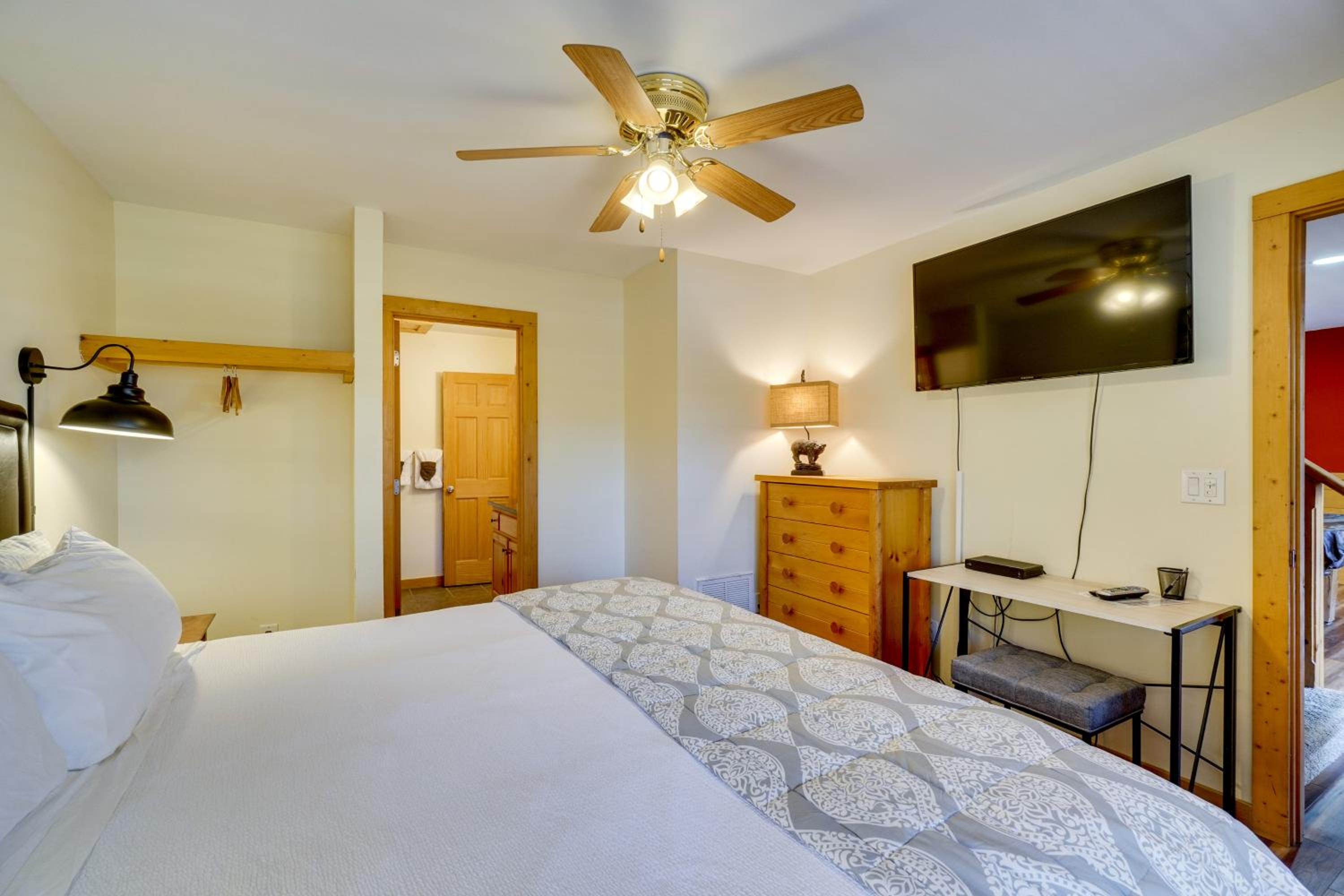 Private Hot Tub! Pet-Friendly Cabin 4 Mi to GSMNP