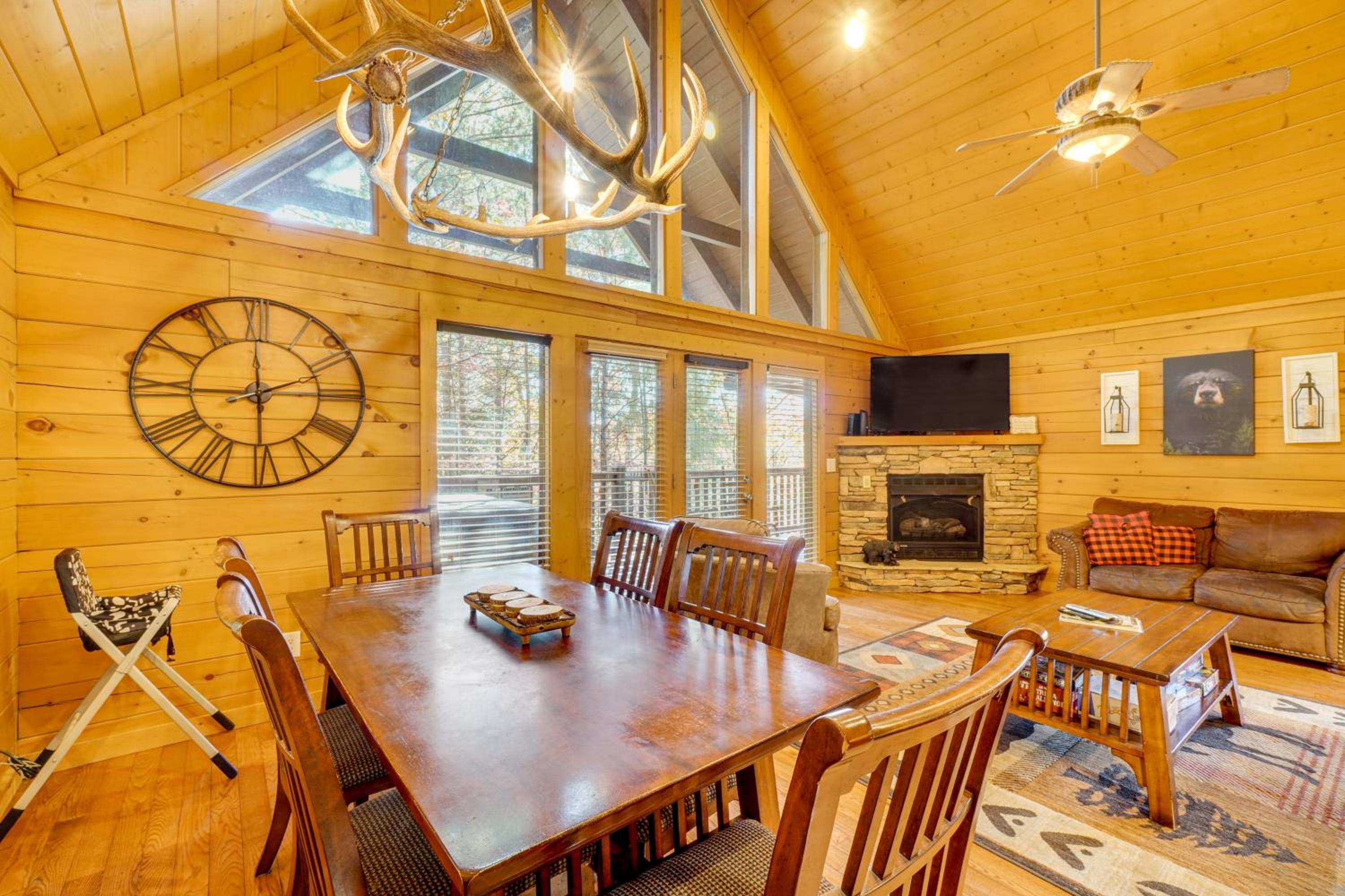 Private Hot Tub! Pet-Friendly Cabin 4 Mi to GSMNP