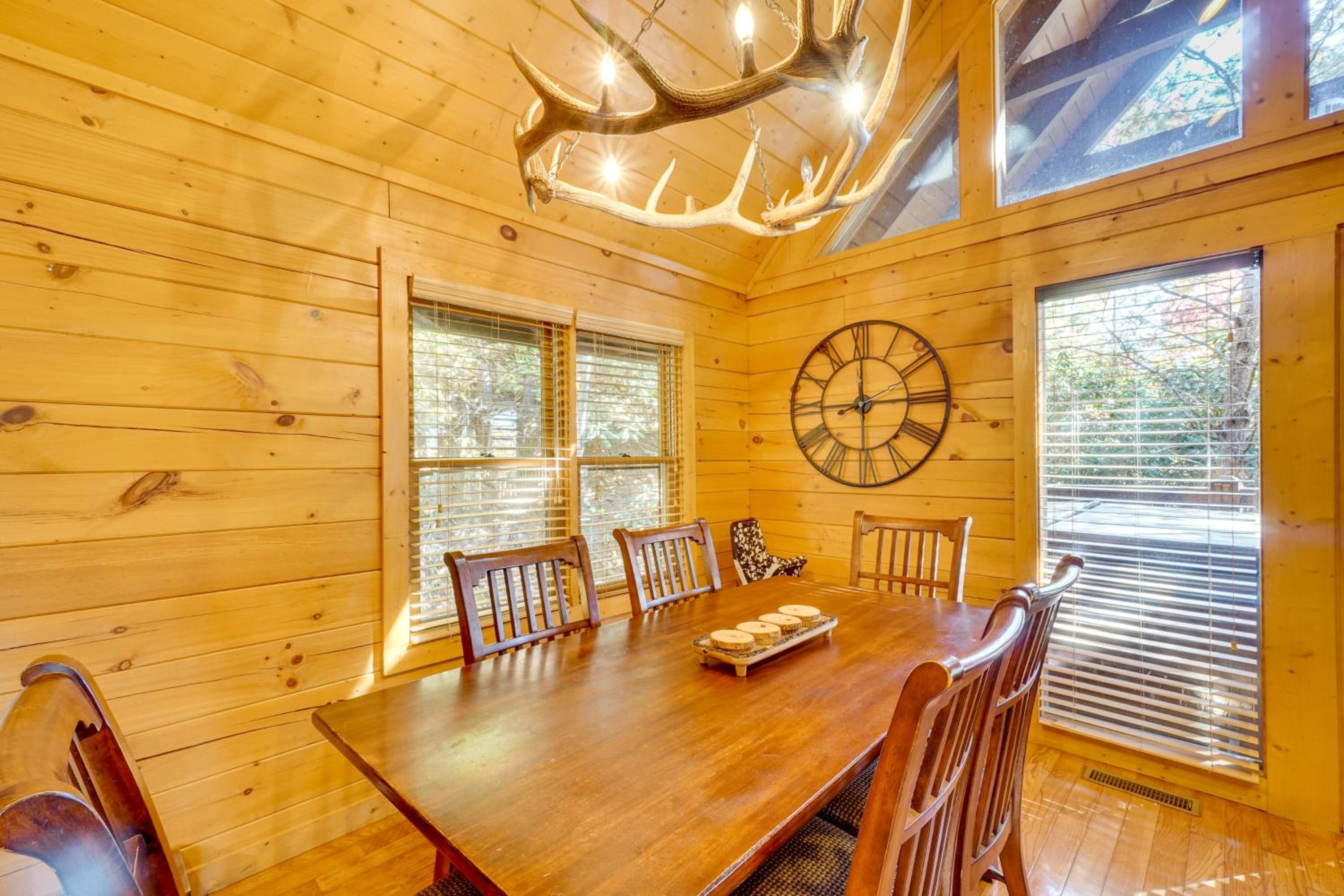 Private Hot Tub! Pet-Friendly Cabin 4 Mi to GSMNP