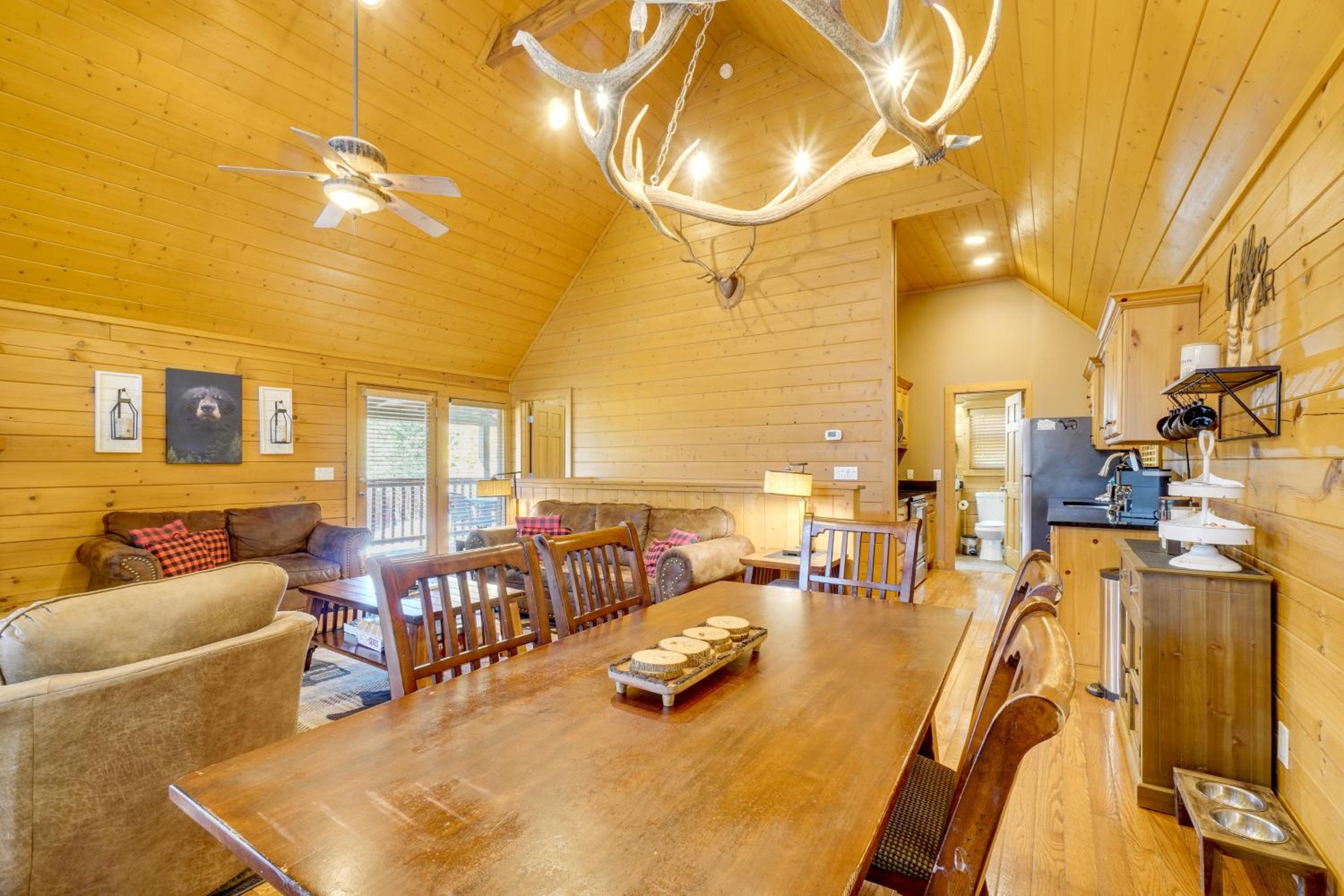 Private Hot Tub! Pet-Friendly Cabin 4 Mi to GSMNP