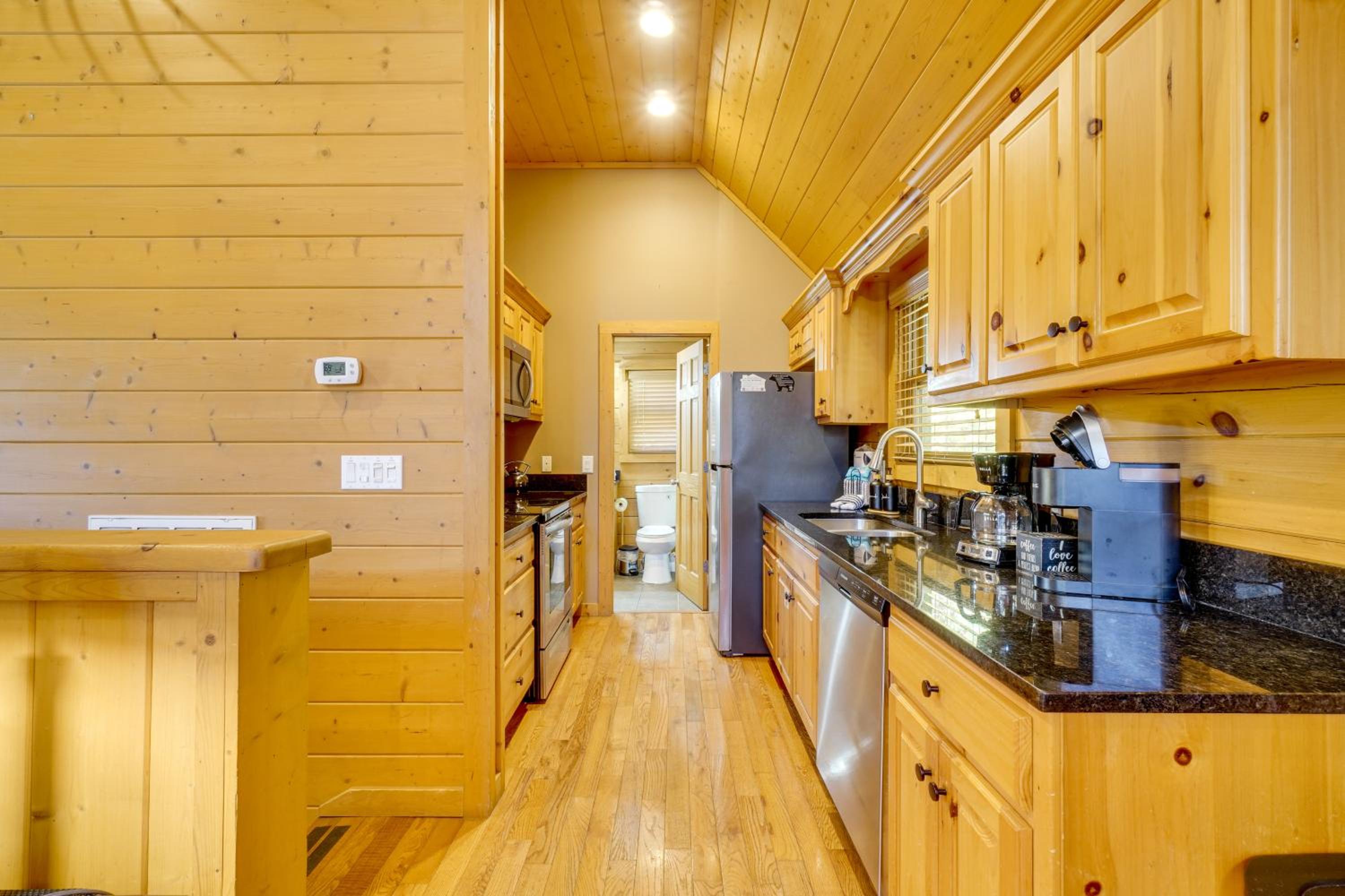 Private Hot Tub! Pet-Friendly Cabin 4 Mi to GSMNP