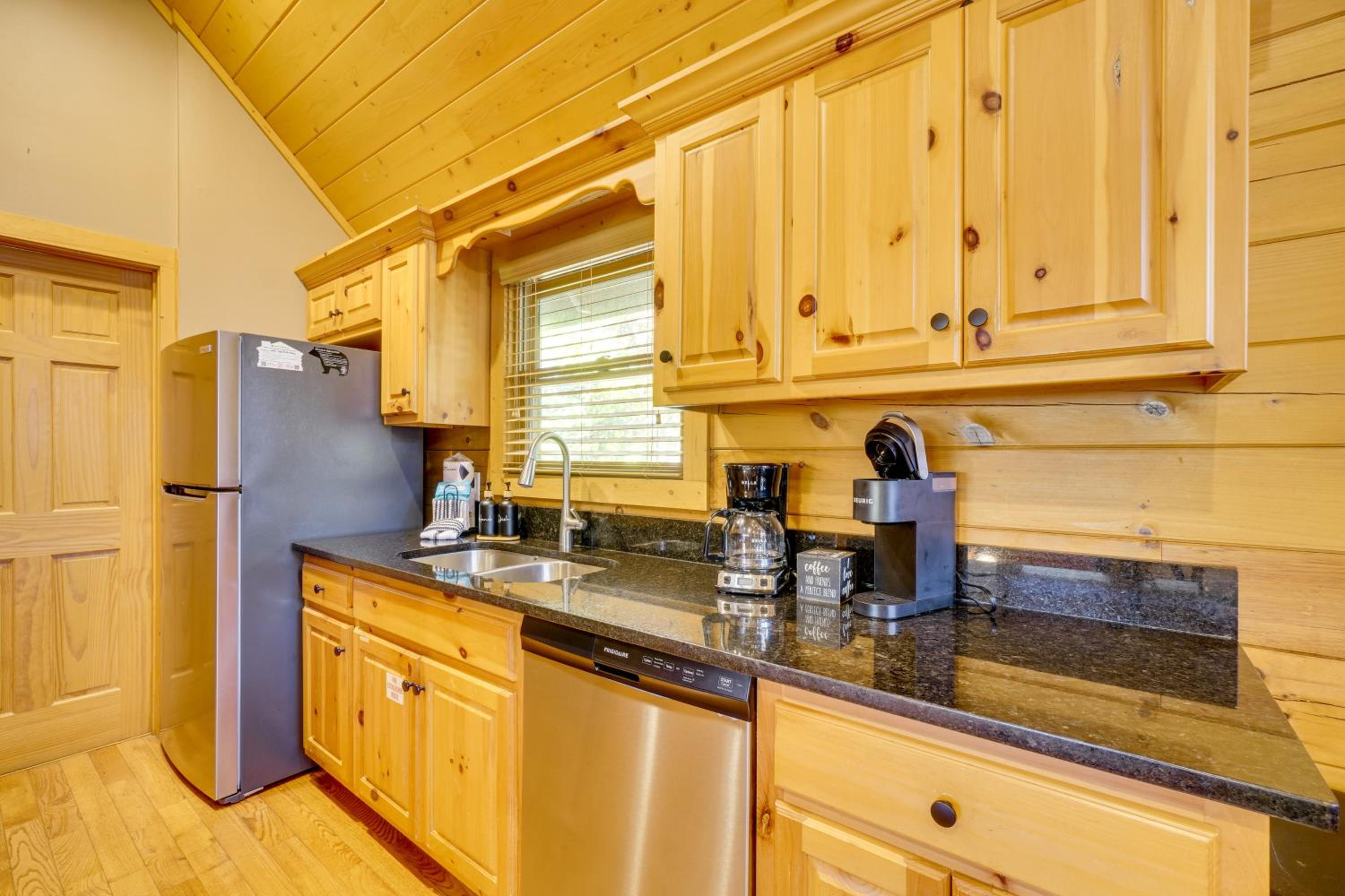 Private Hot Tub! Pet-Friendly Cabin 4 Mi to GSMNP