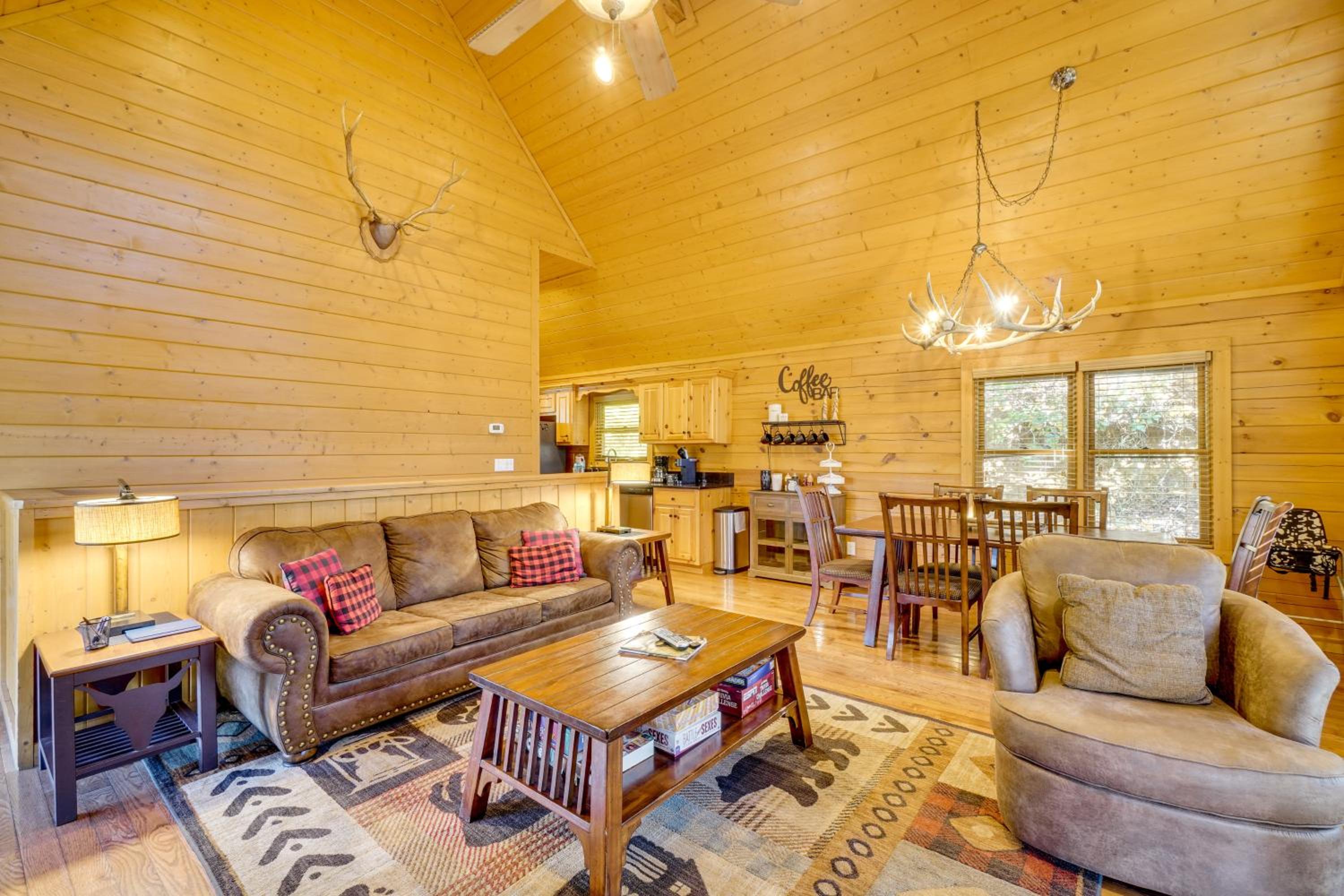 Private Hot Tub! Pet-Friendly Cabin 4 Mi to GSMNP