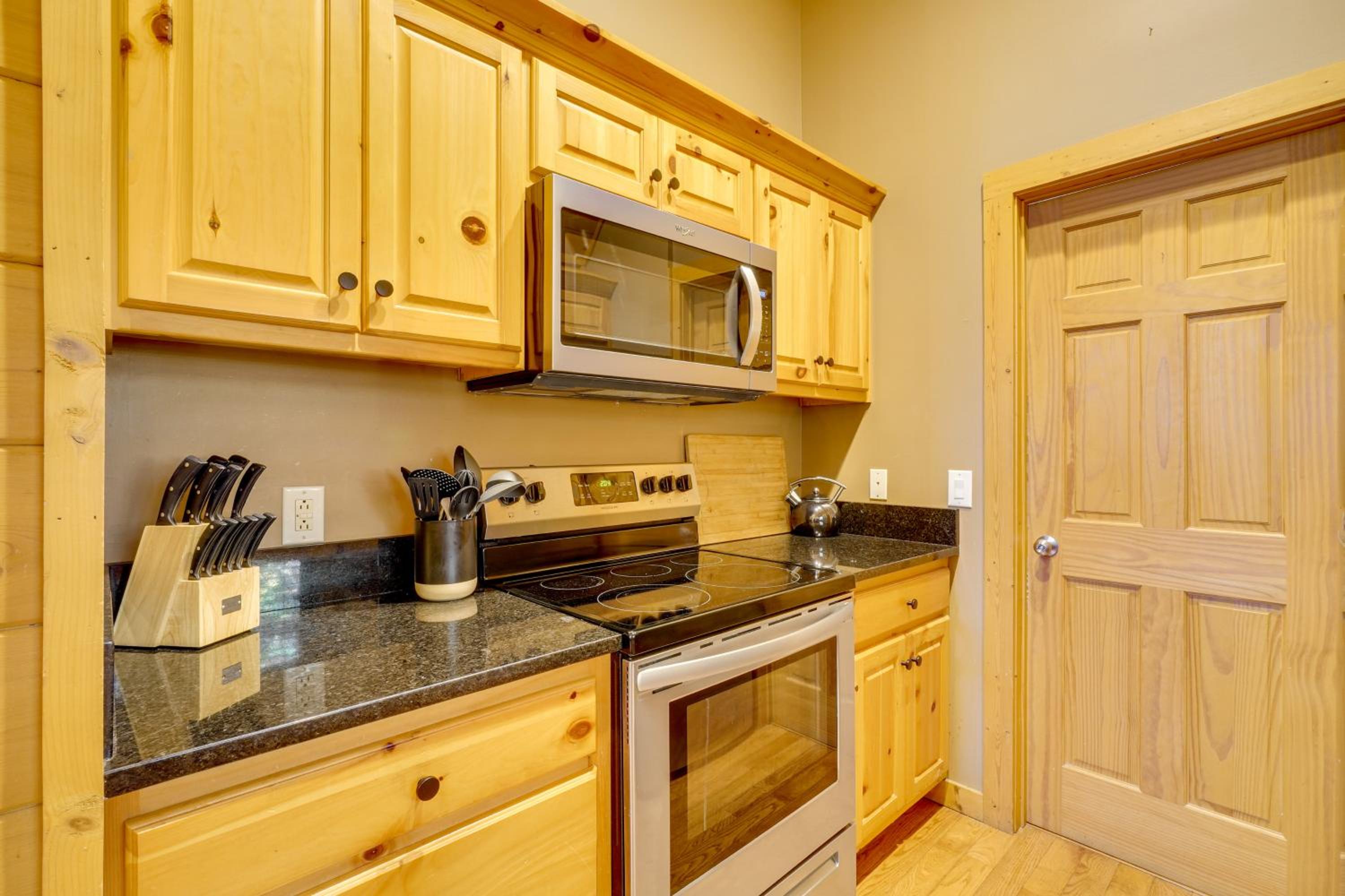 Private Hot Tub! Pet-Friendly Cabin 4 Mi to GSMNP