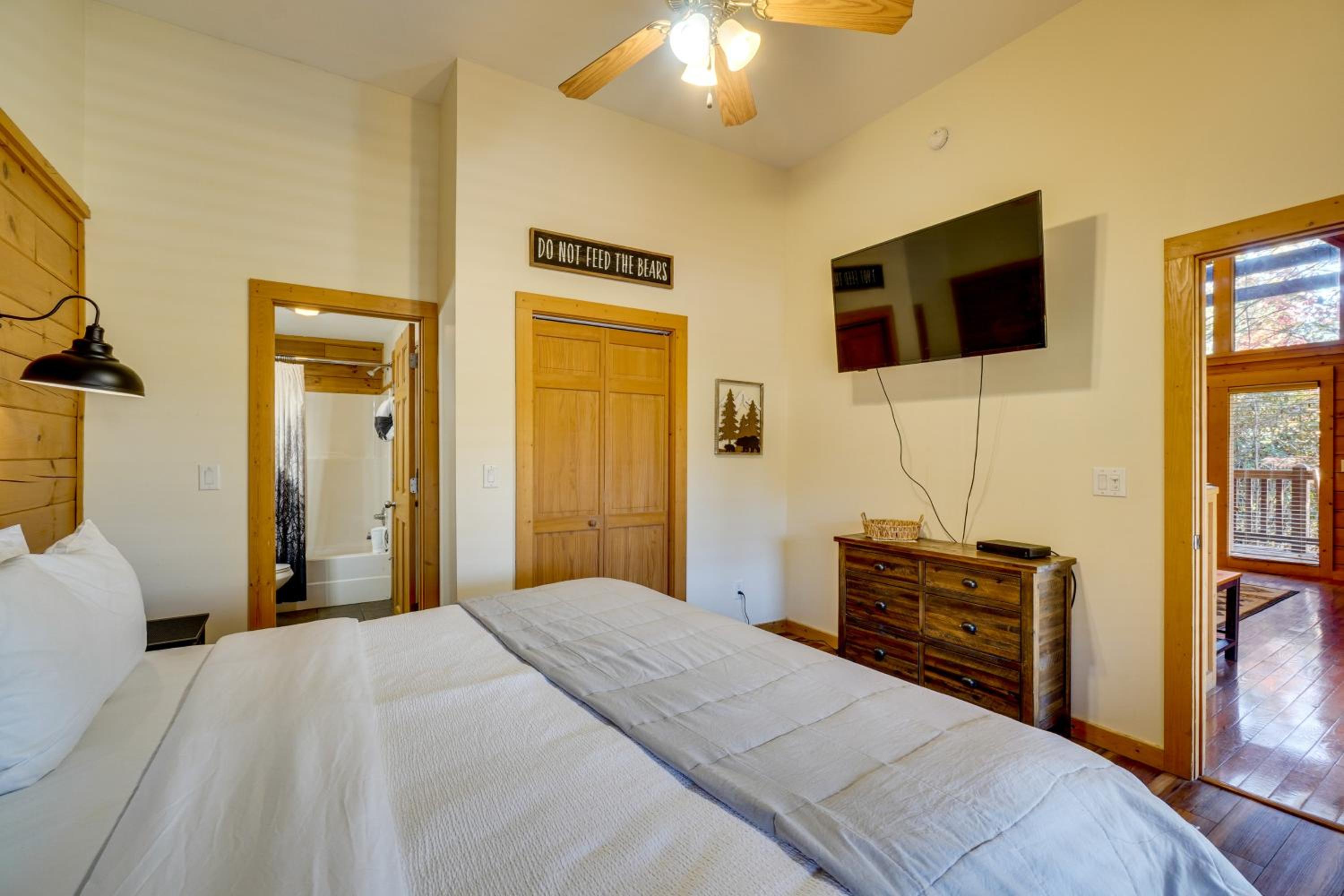 Private Hot Tub! Pet-Friendly Cabin 4 Mi to GSMNP