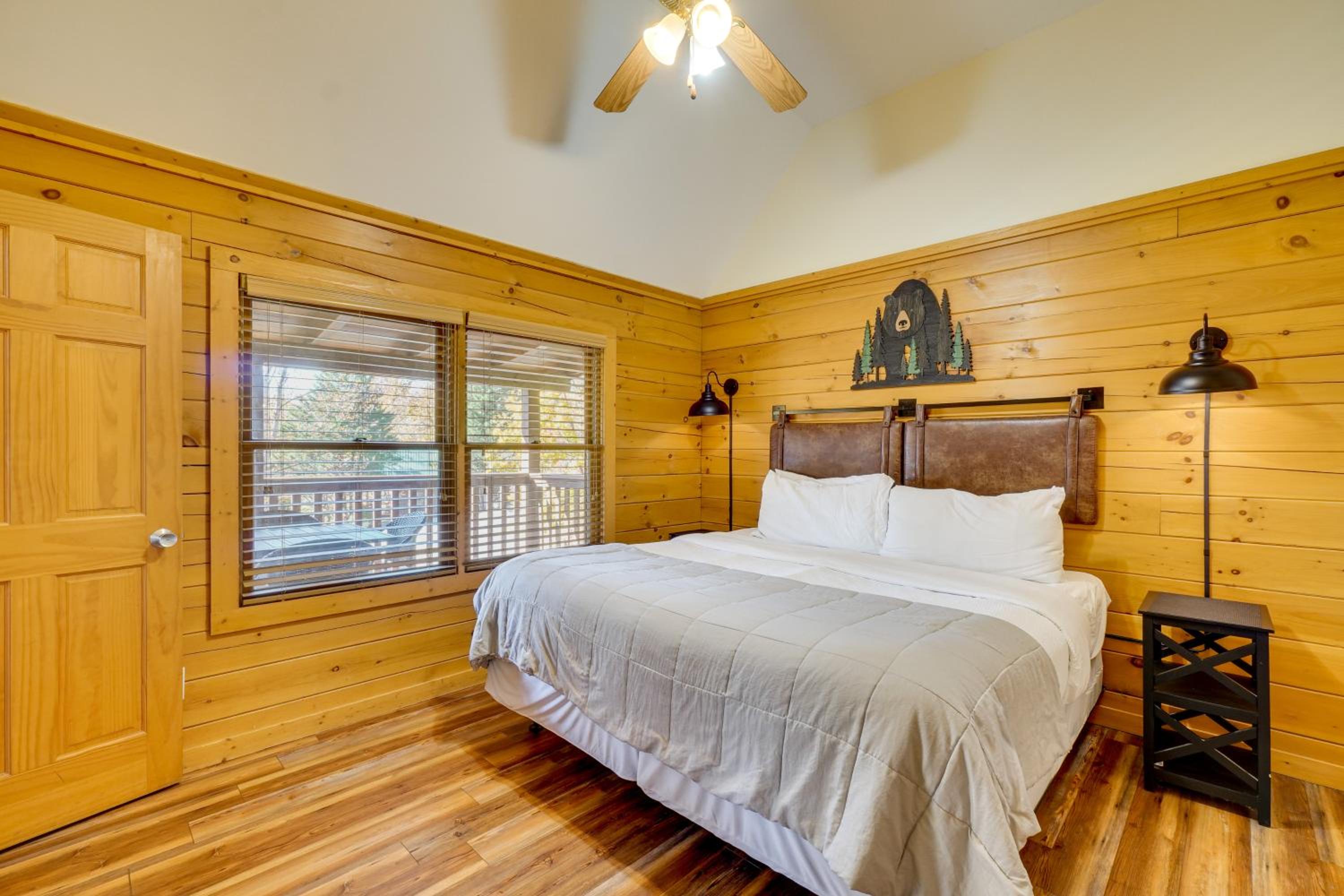 Private Hot Tub! Pet-Friendly Cabin 4 Mi to GSMNP