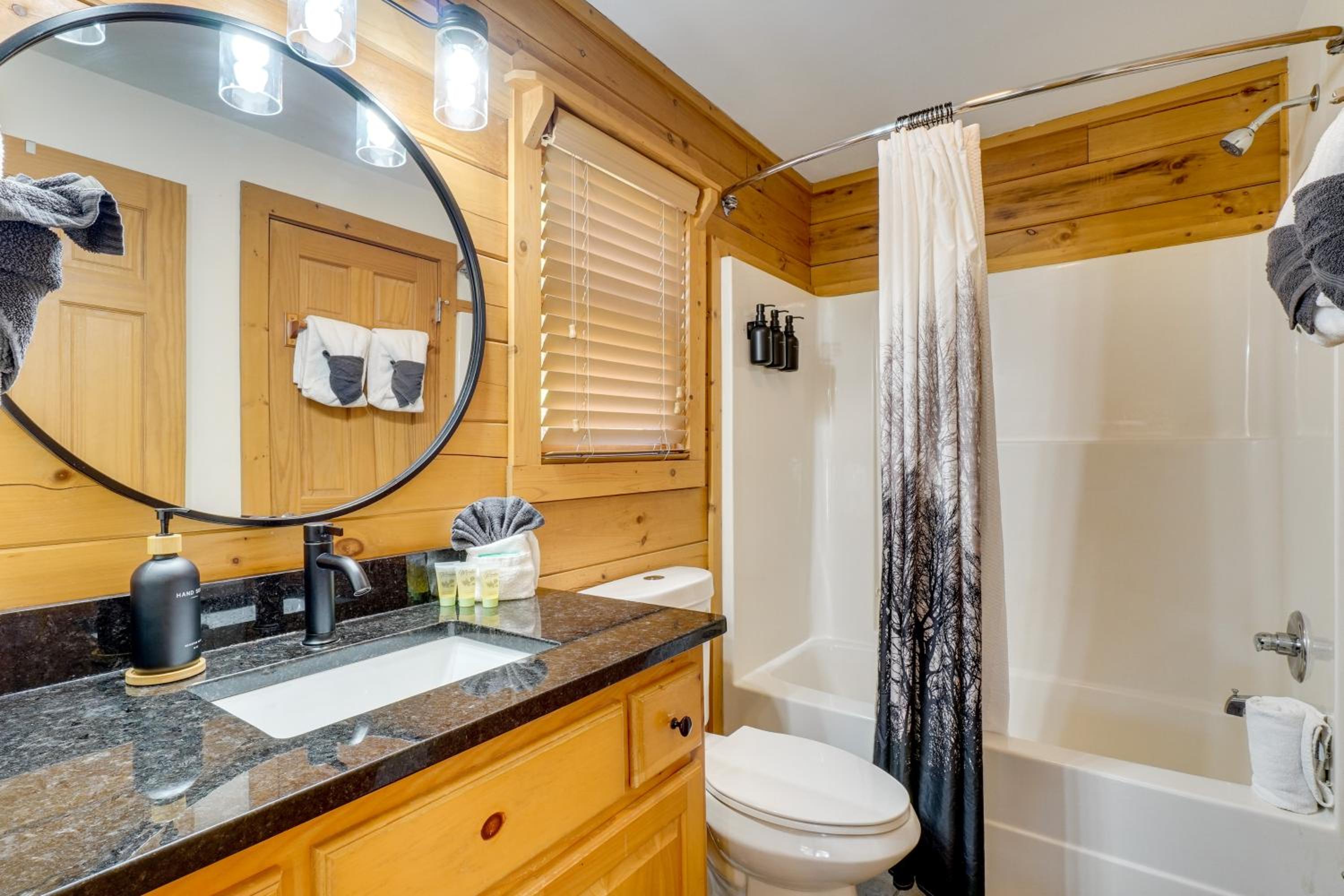 Private Hot Tub! Pet-Friendly Cabin 4 Mi to GSMNP