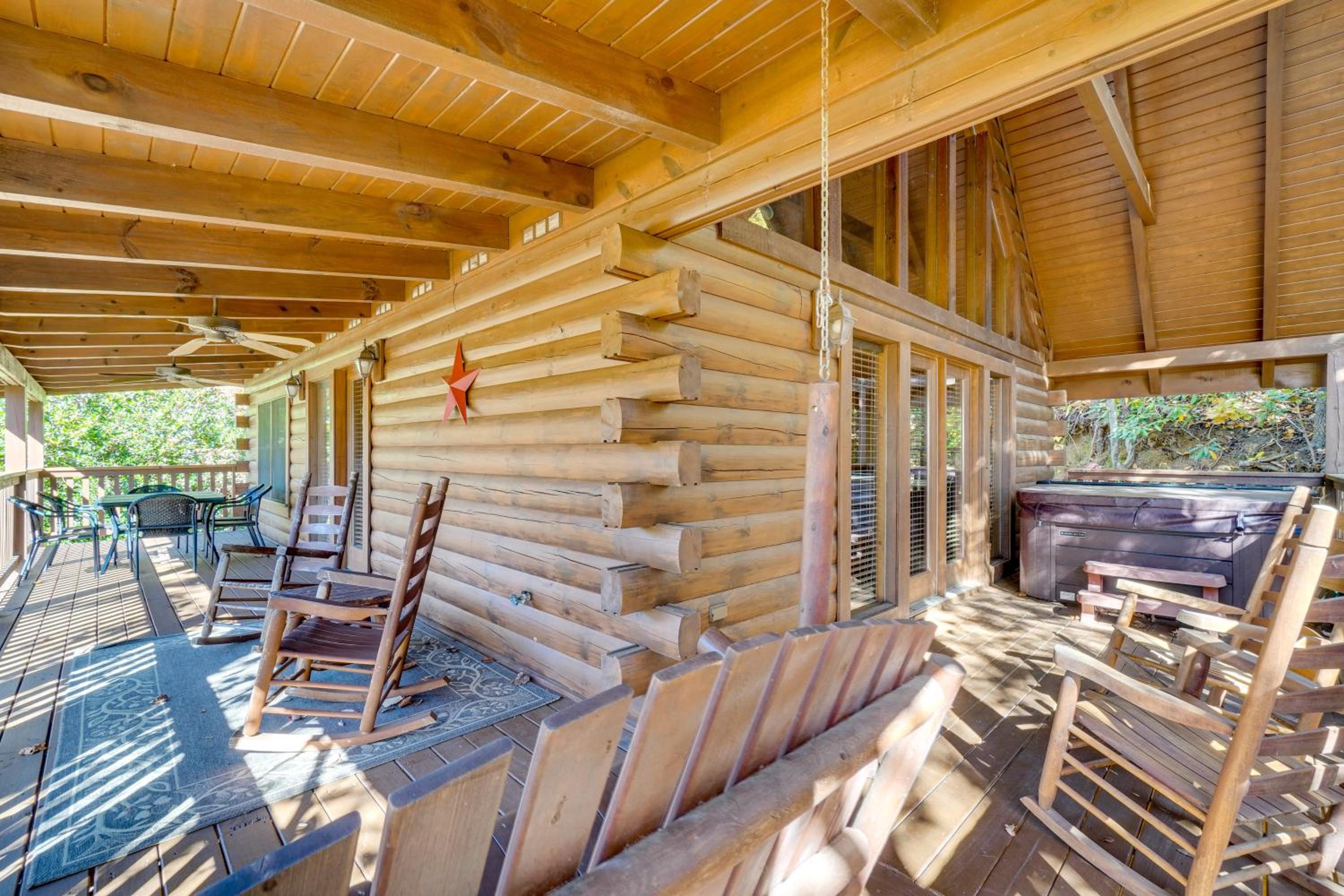 Private Hot Tub! Pet-Friendly Cabin 4 Mi to GSMNP