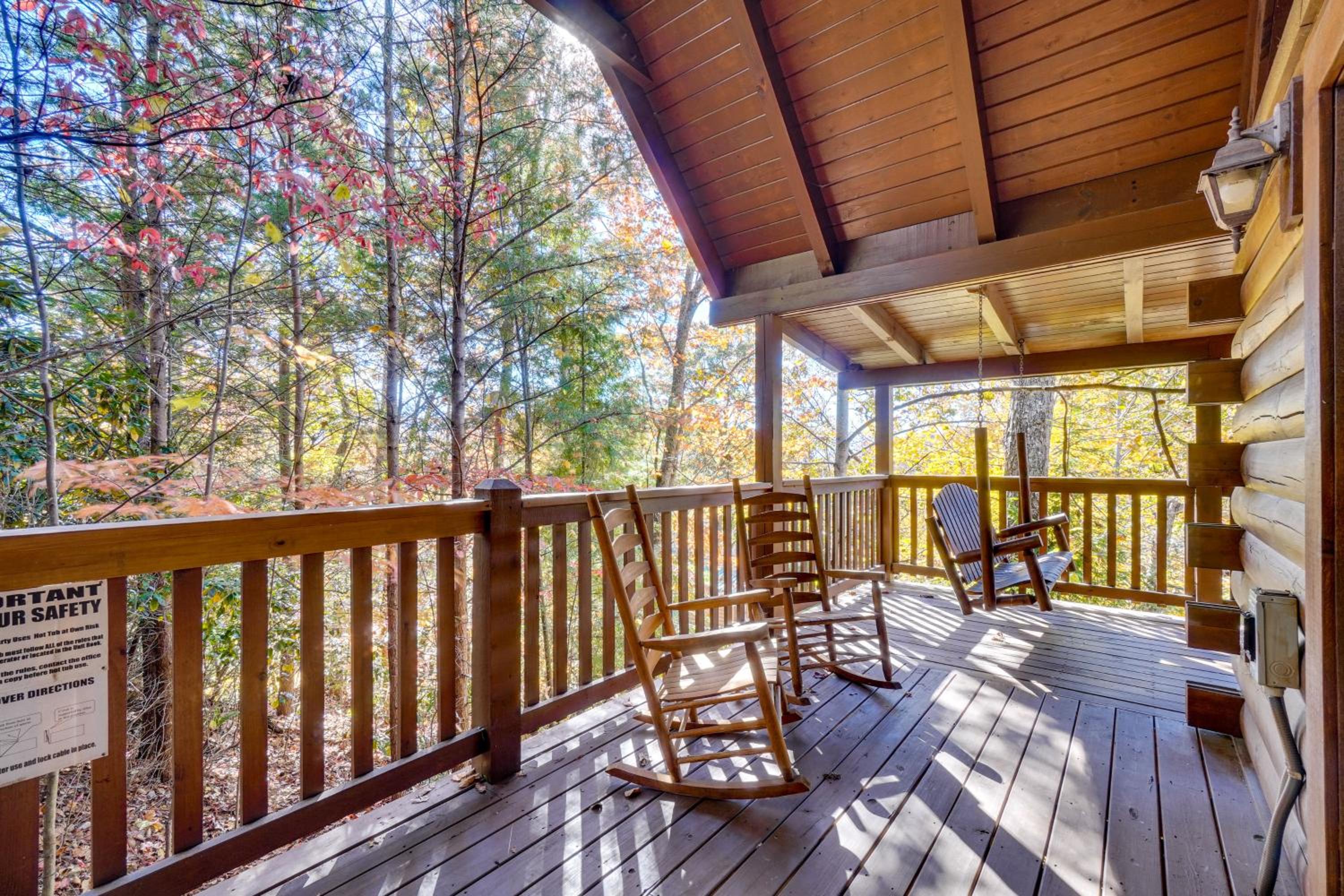 Private Hot Tub! Pet-Friendly Cabin 4 Mi to GSMNP