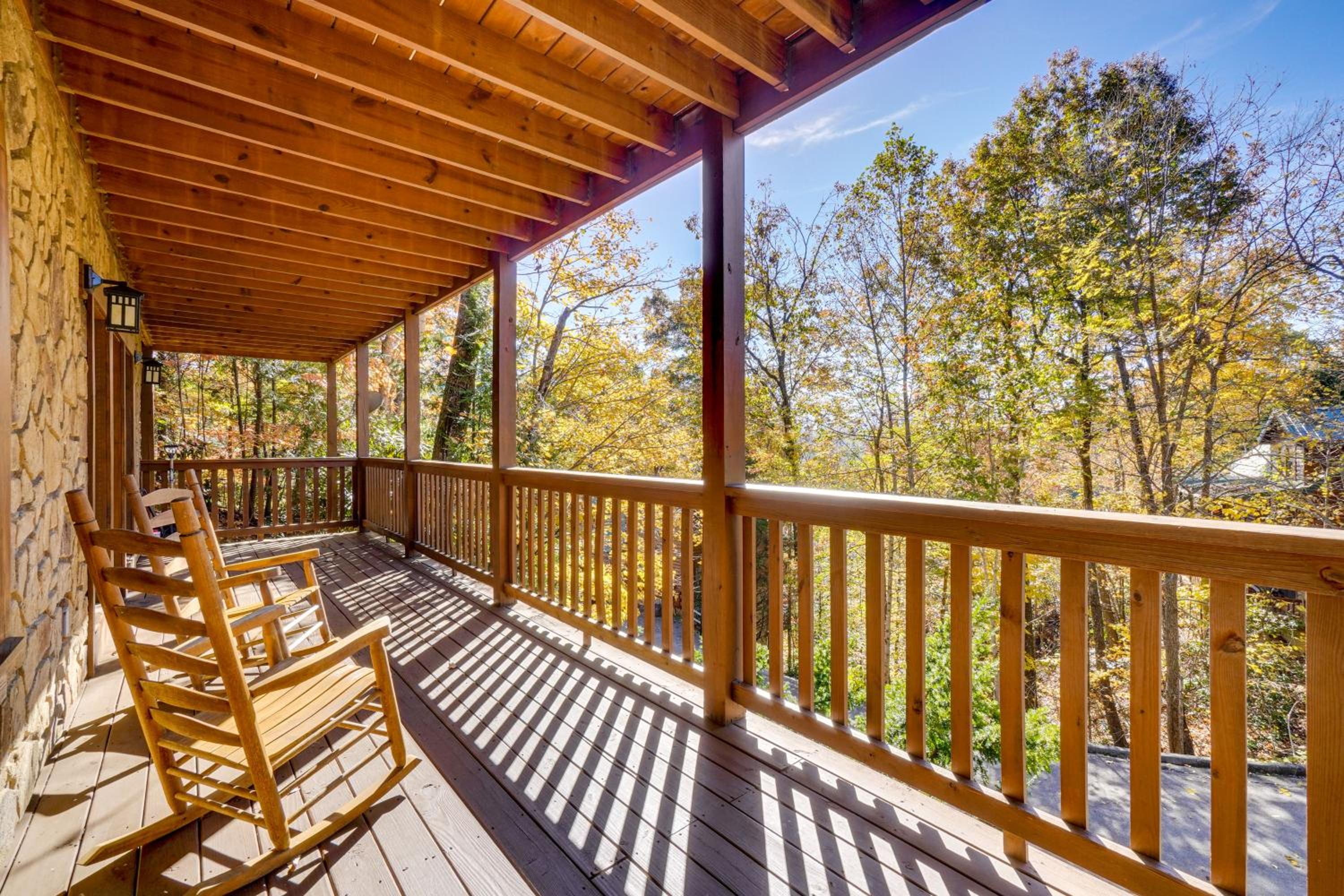 Private Hot Tub! Pet-Friendly Cabin 4 Mi to GSMNP