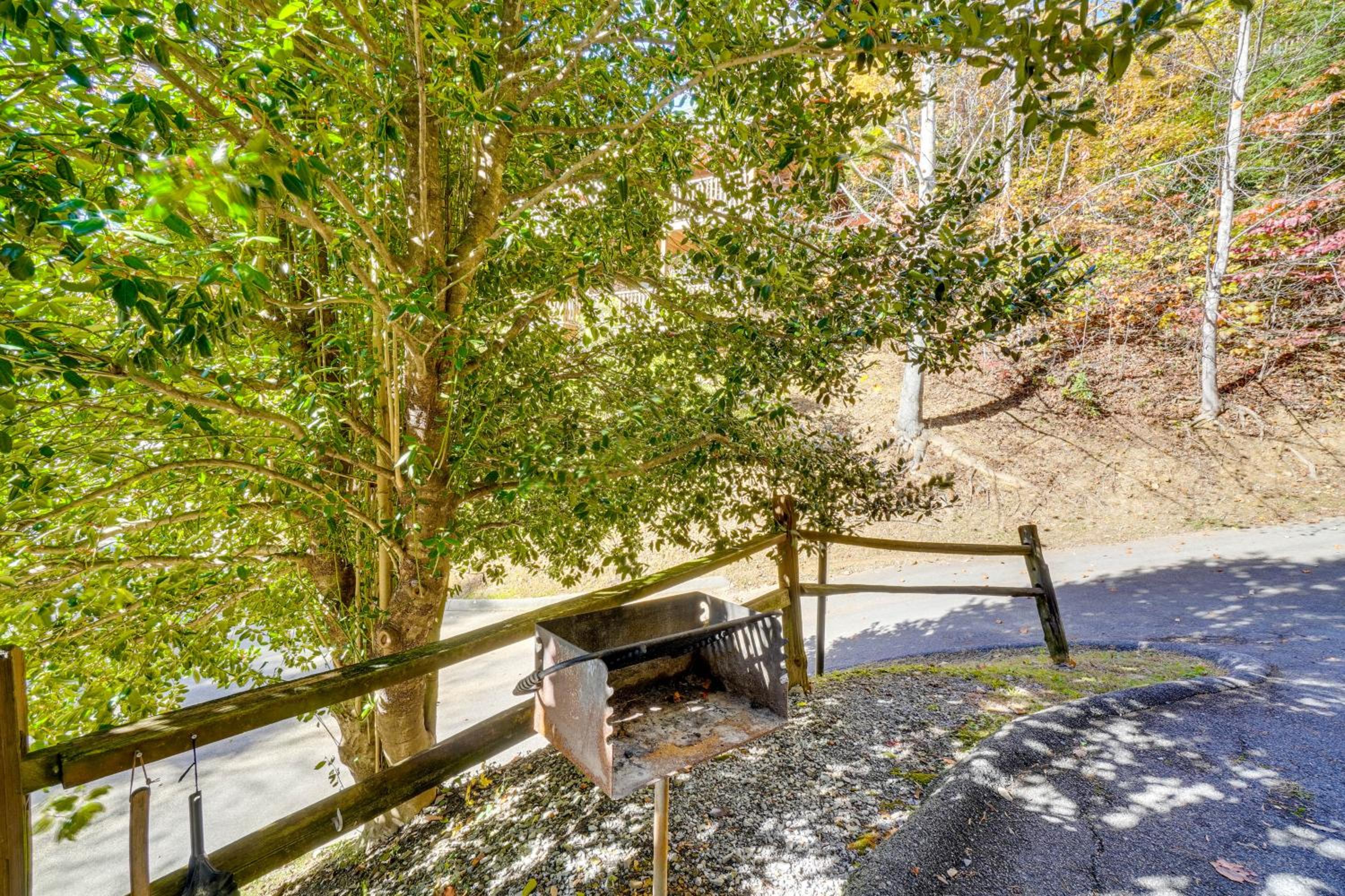 Private Hot Tub! Pet-Friendly Cabin 4 Mi to GSMNP