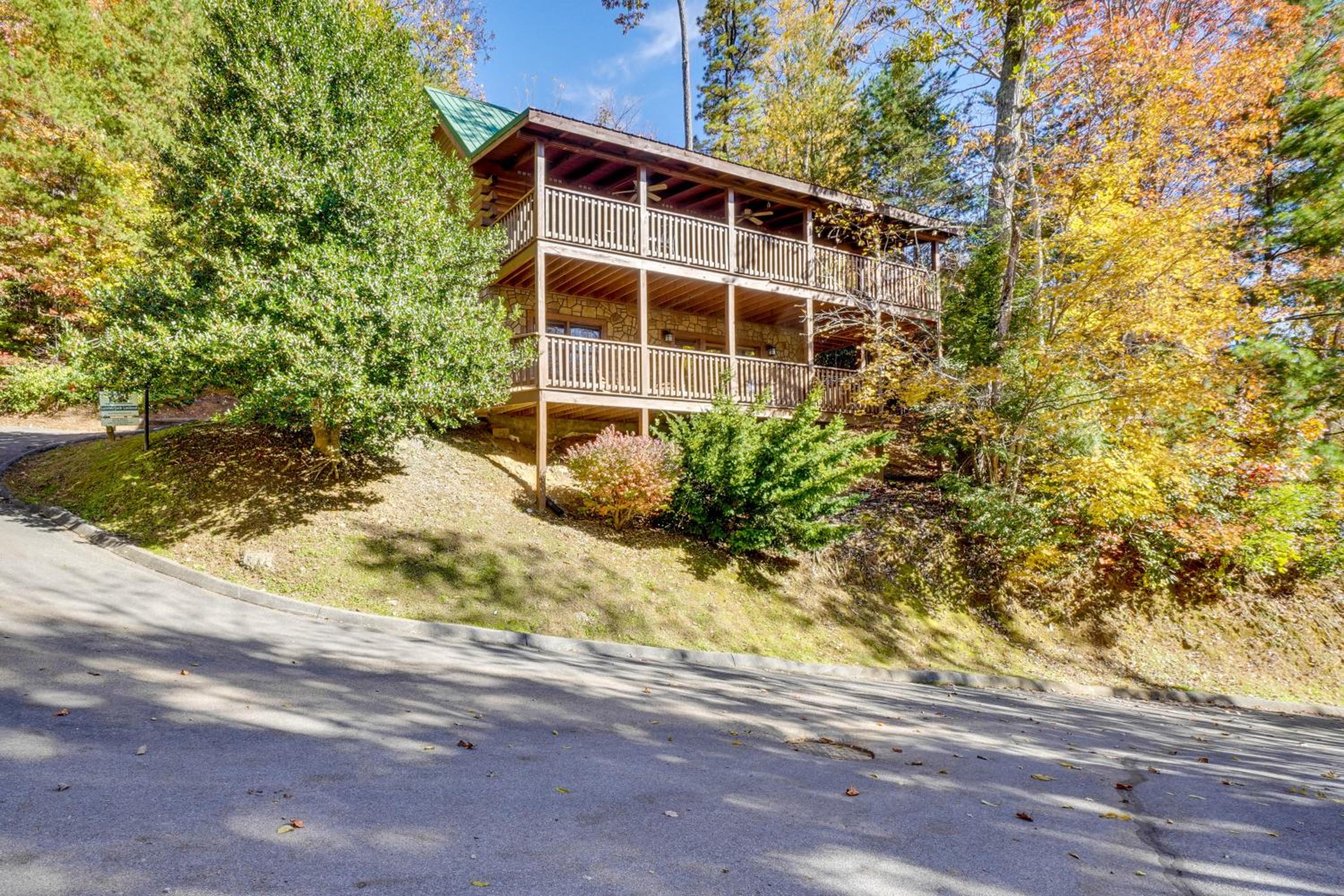 Private Hot Tub! Pet-Friendly Cabin 4 Mi to GSMNP