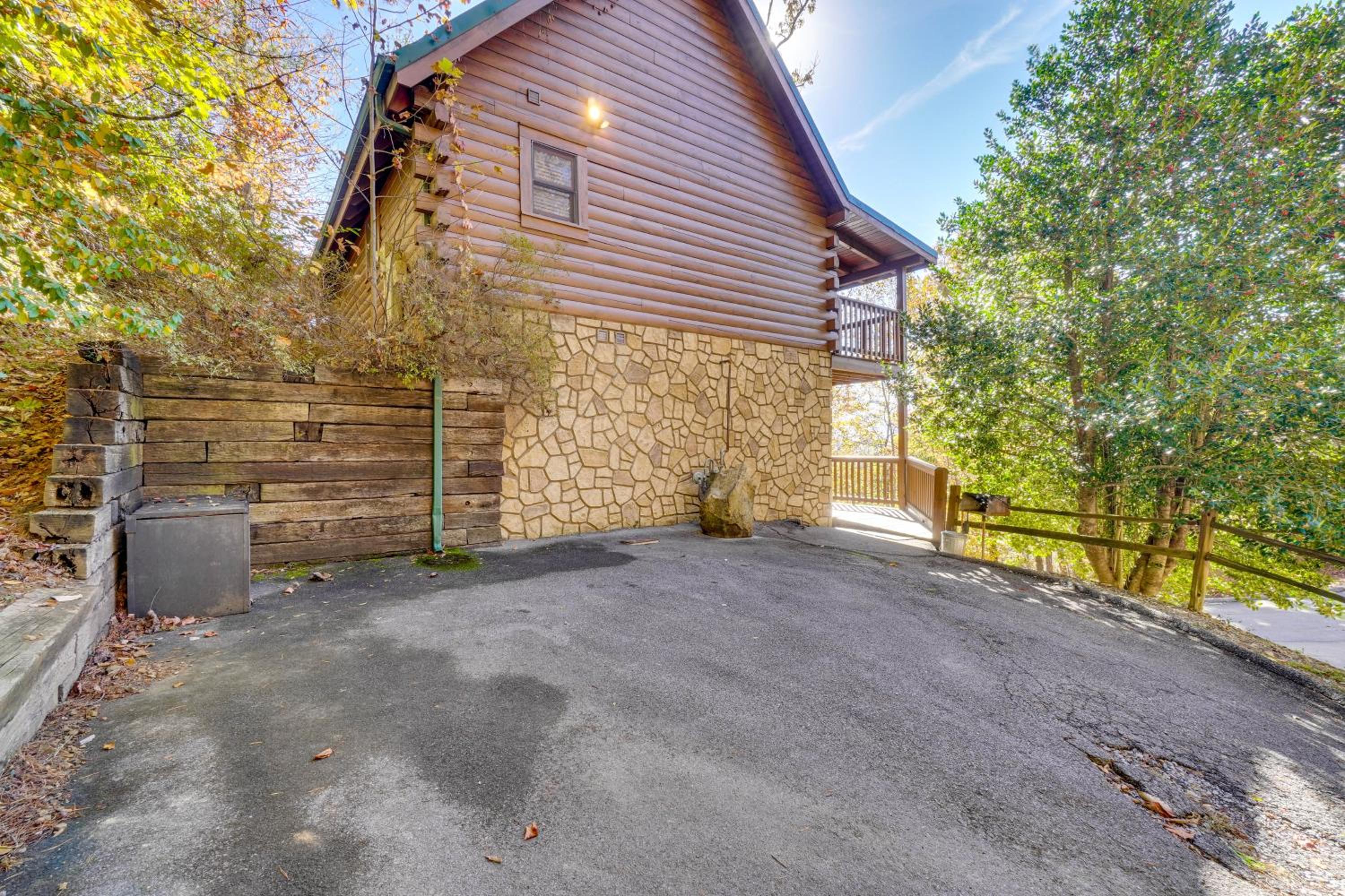 Private Hot Tub! Pet-Friendly Cabin 4 Mi to GSMNP