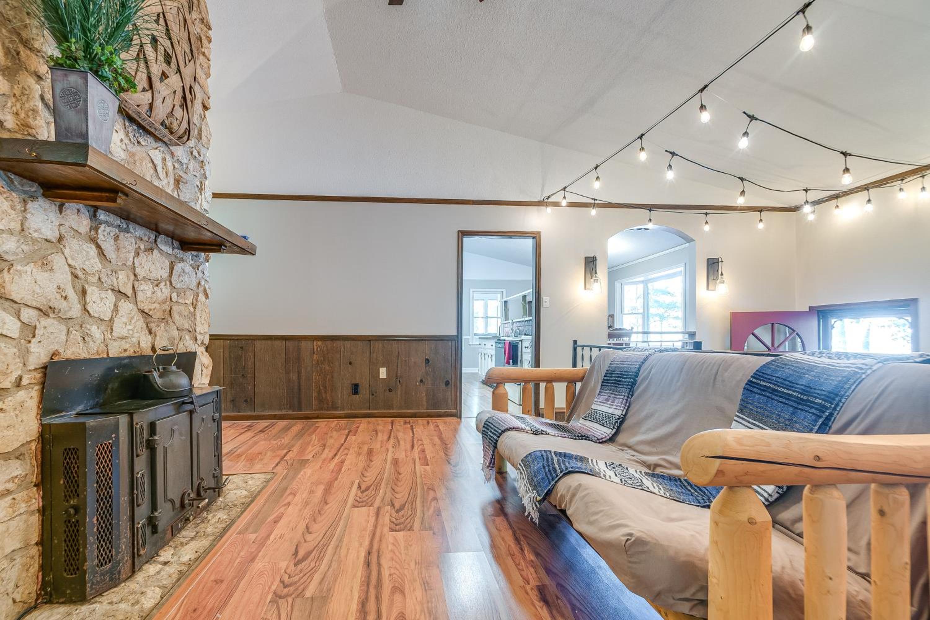 Relaxing Cabin Retreat with Games! Louisbug Hideaway