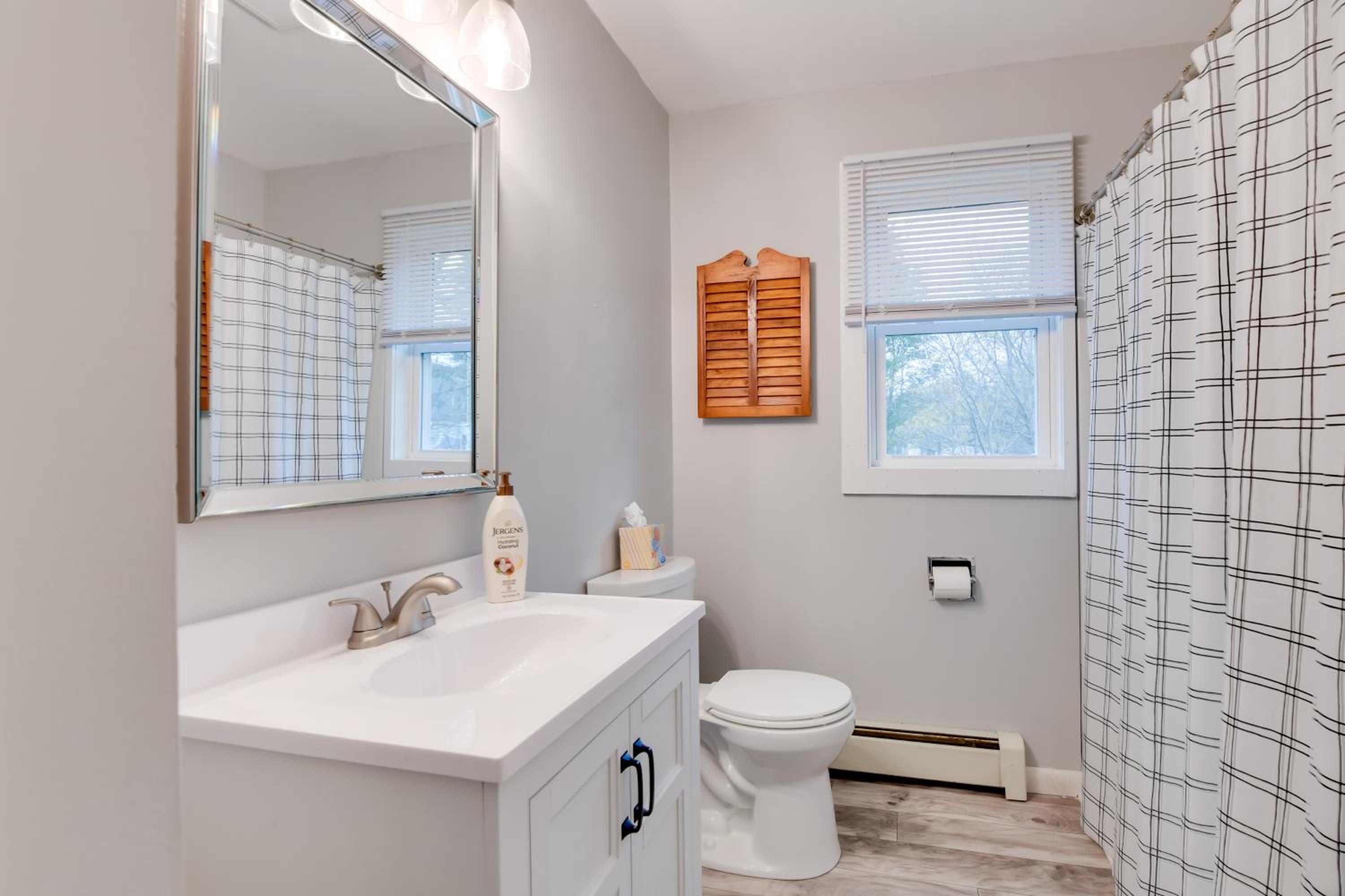 Ski, Hike and Explore Home 5 Mi to Dtwn Burlington!