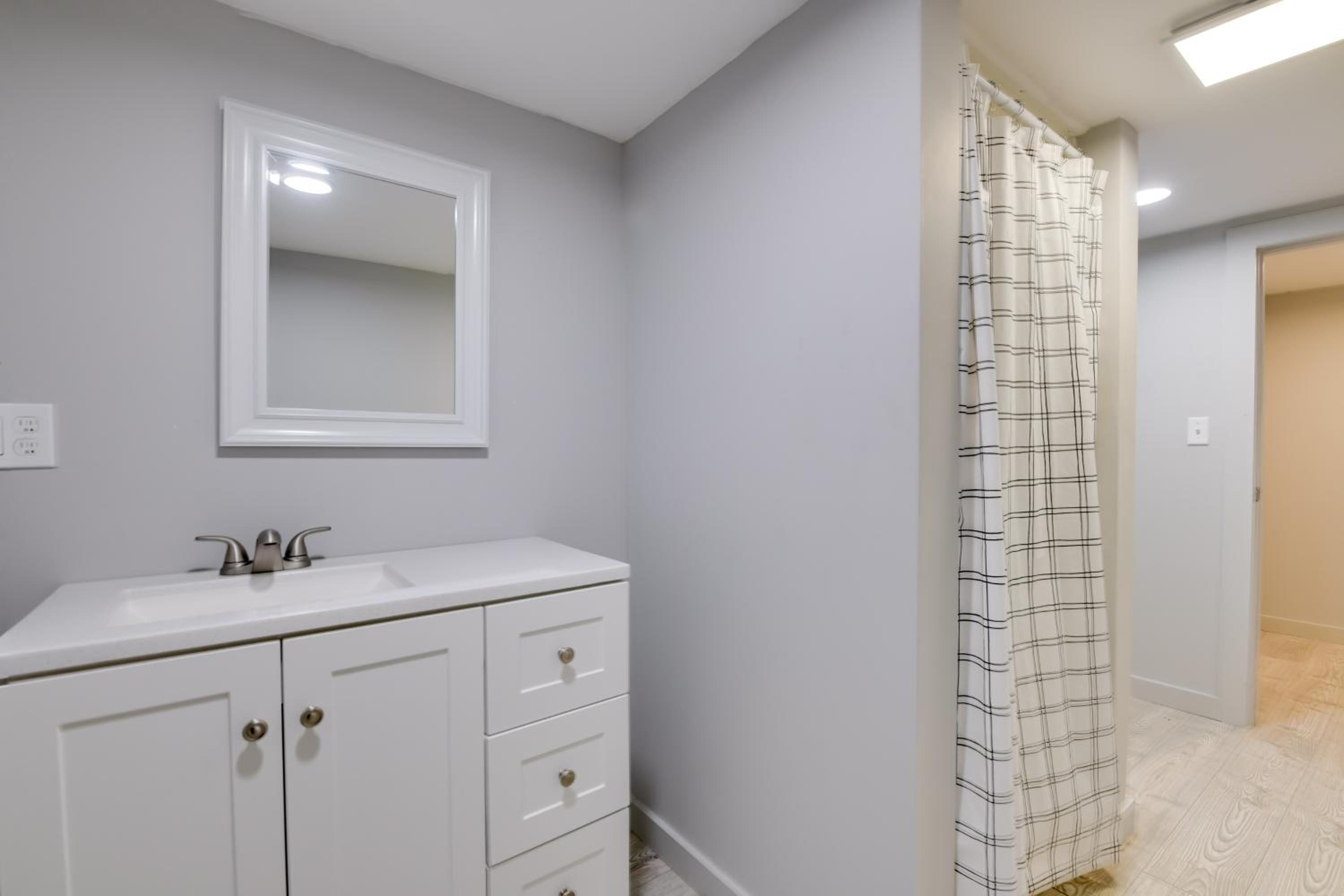 Ski, Hike and Explore Home 5 Mi to Dtwn Burlington!