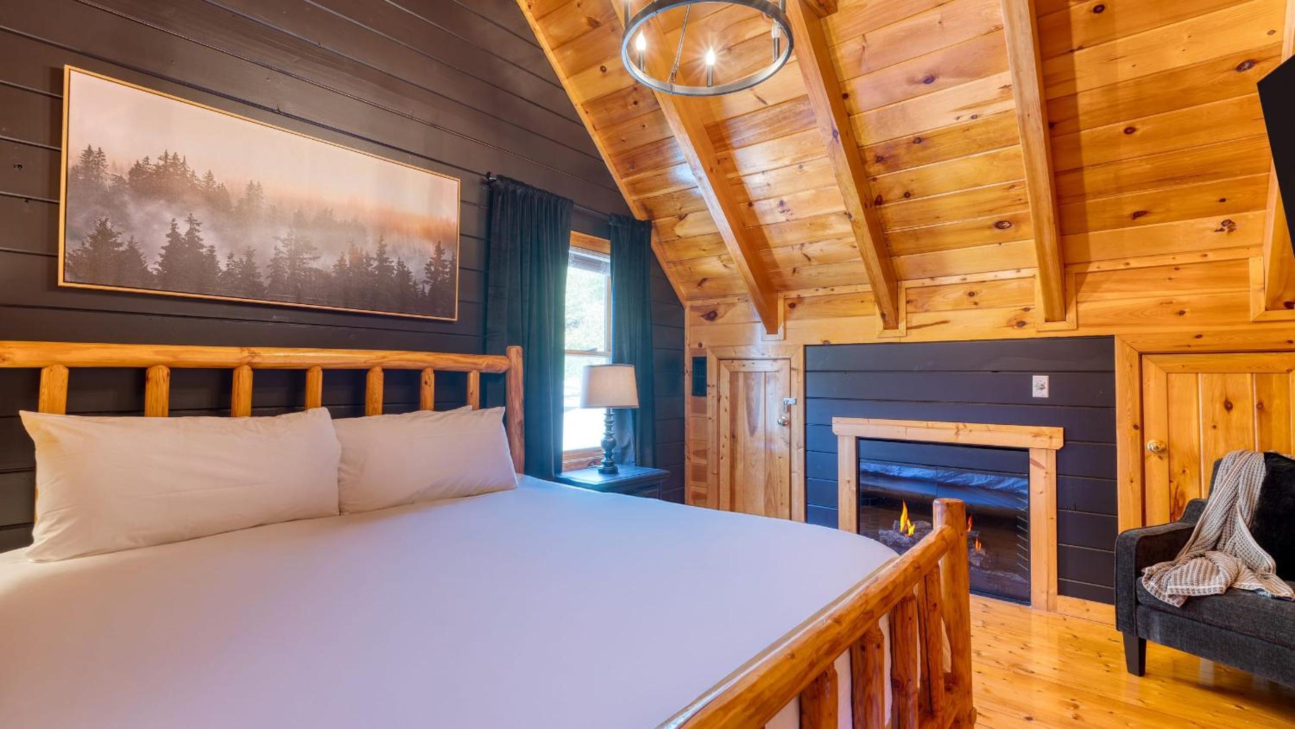 Game Room Hot Tub 3 Decks w Smoky Mountain Views Raccon Ridge by AvantStay