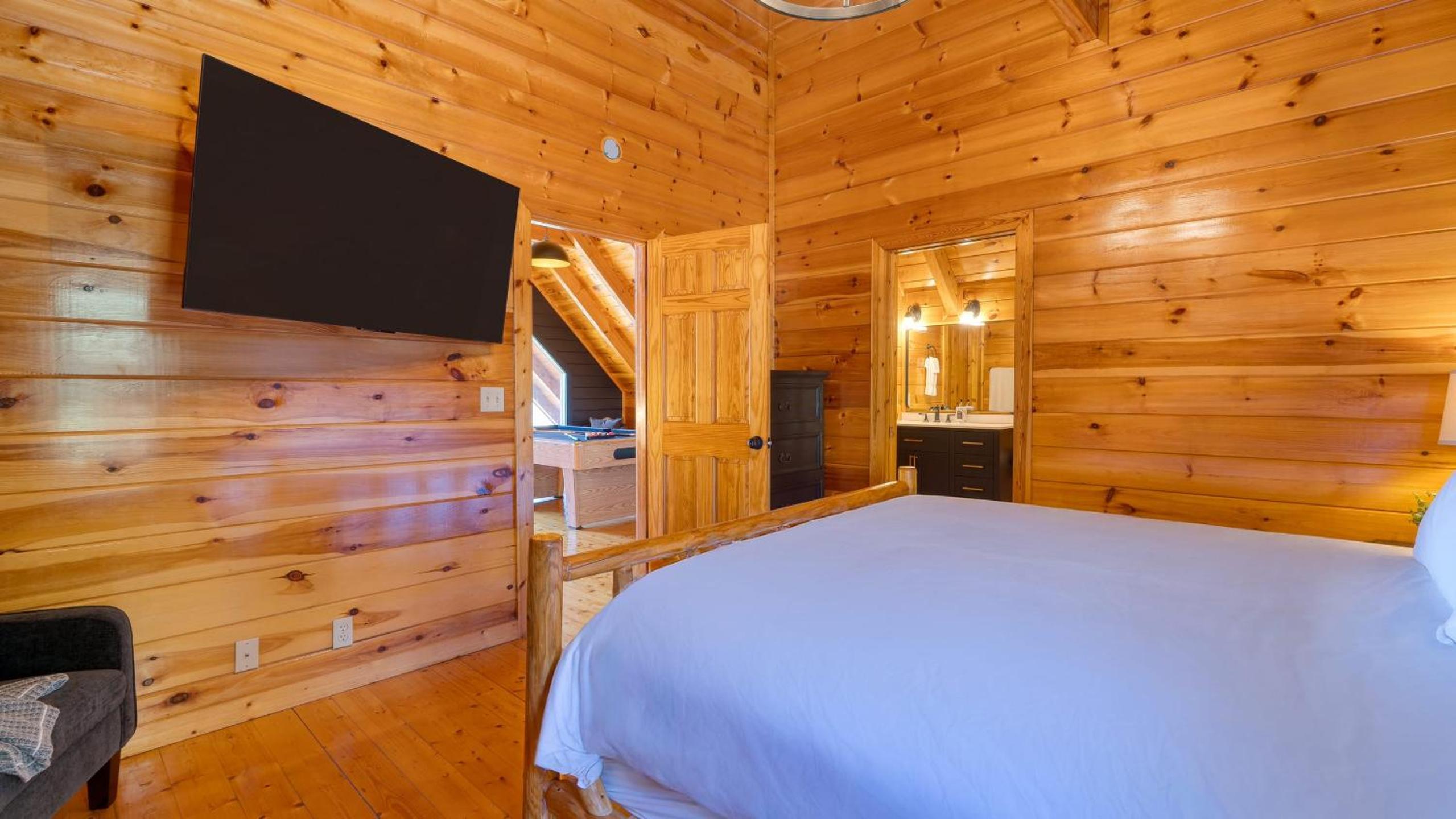 Game Room Hot Tub 3 Decks w Smoky Mountain Views Raccon Ridge by AvantStay