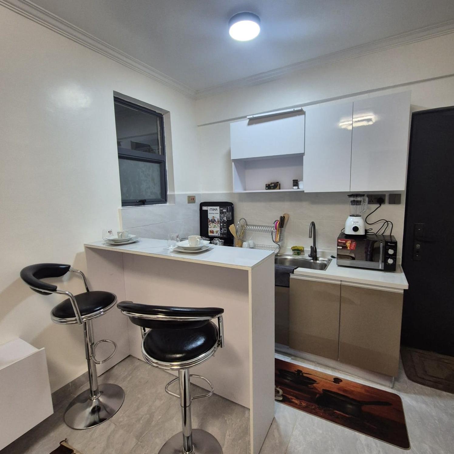 Modern, Spacious And Stylish 1 Bedroom Apartment With Resturant, Wi-Fi, Balcony, City Views & Workspace in Nairobi