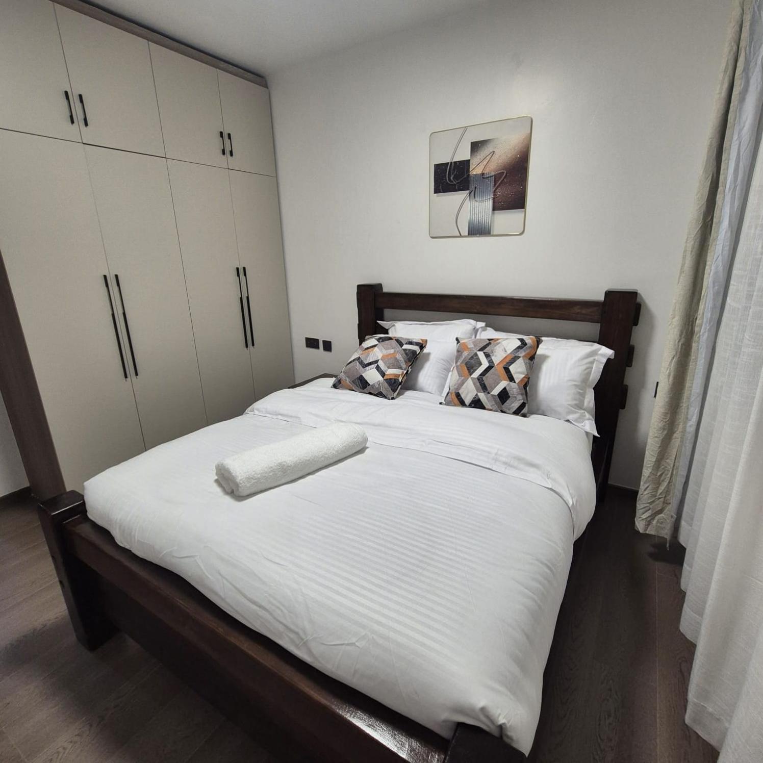 Modern, Spacious And Stylish 1 Bedroom Apartment With Resturant, Wi-Fi, Balcony, City Views & Workspace in Nairobi