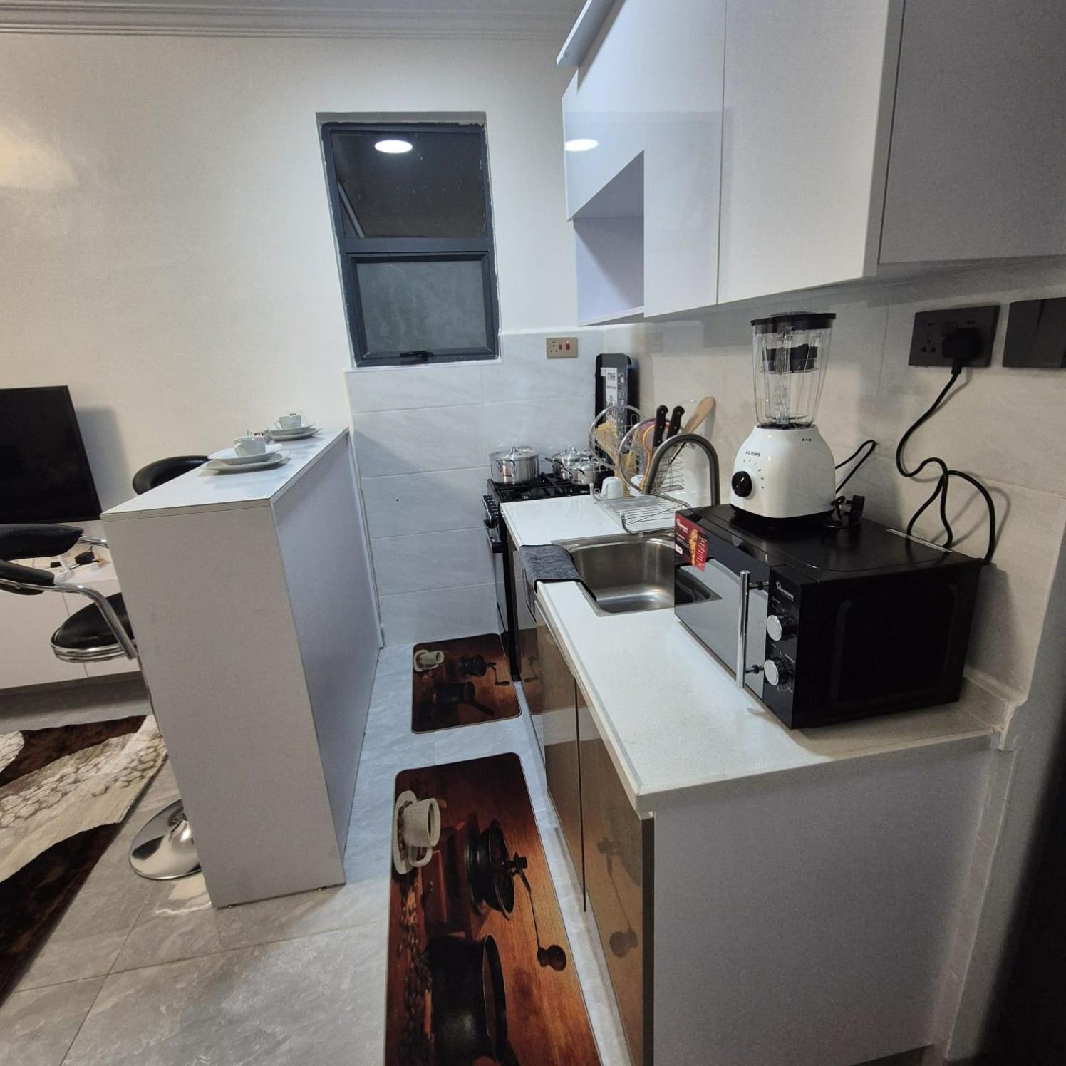 Modern, Spacious And Stylish 1 Bedroom Apartment With Resturant, Wi-Fi, Balcony, City Views & Workspace in Nairobi